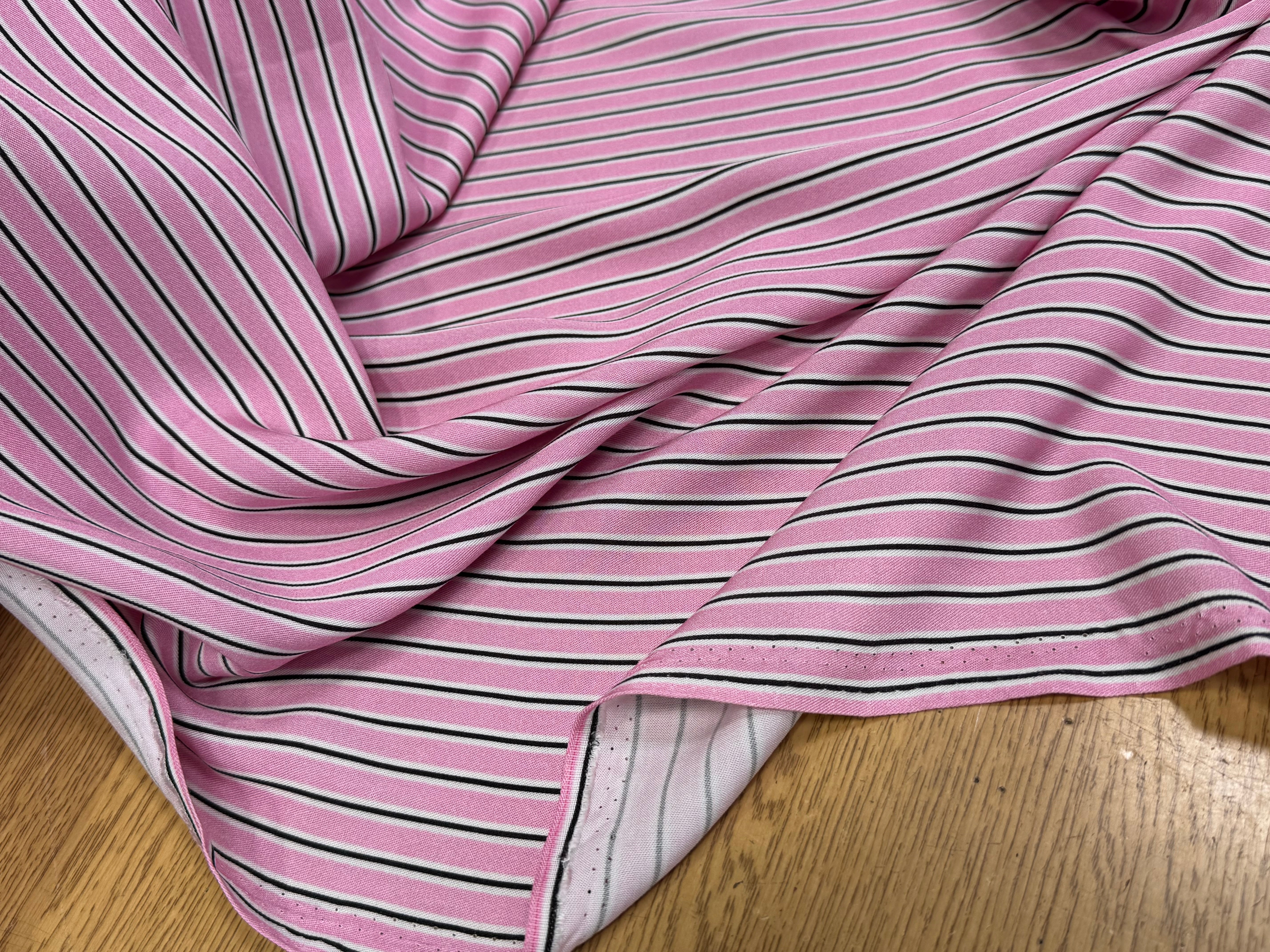 VISCOSE FLUIDE RAYON TWILL PRINTED ROSE PALE - My Little Coupon