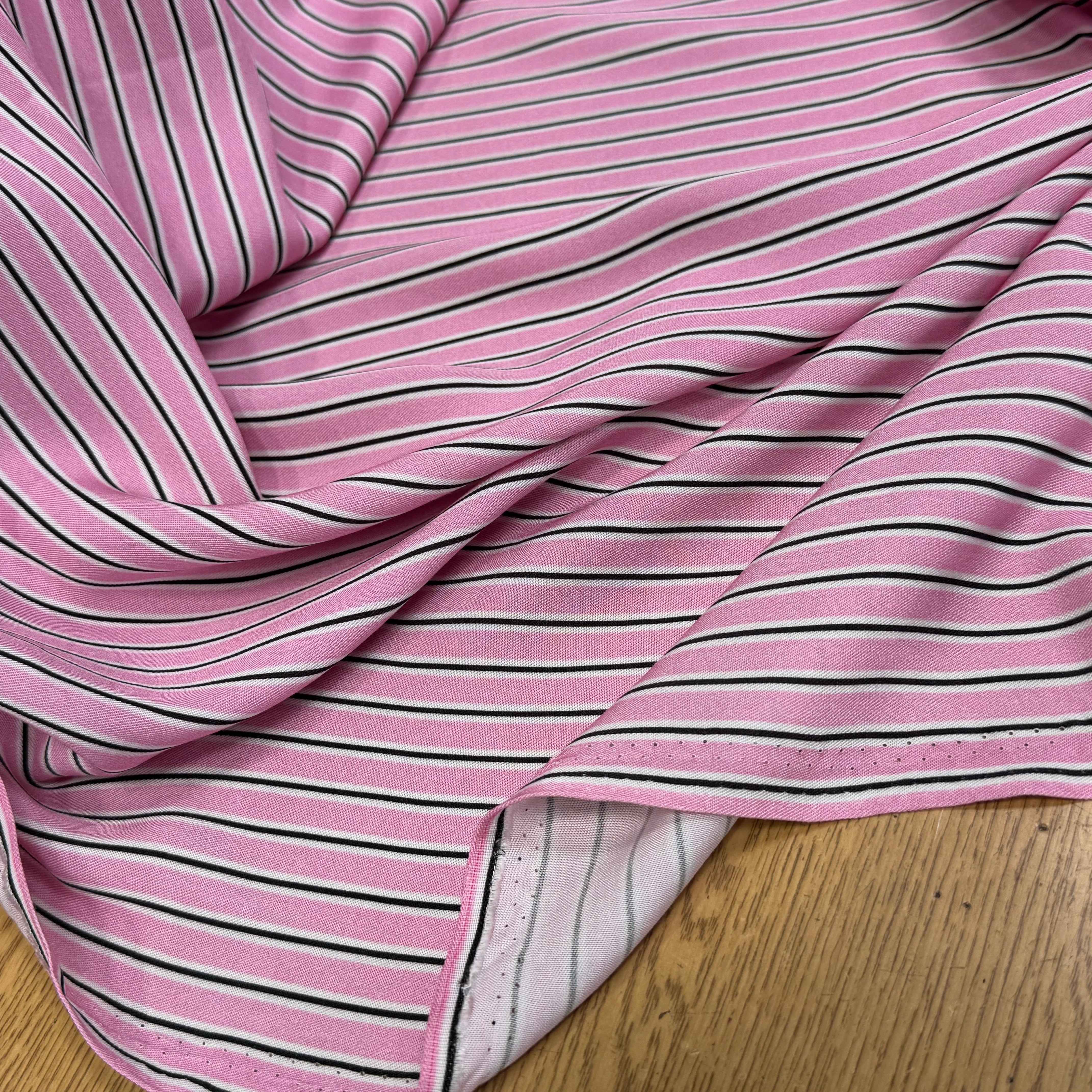 VISCOSE FLUIDE RAYON TWILL PRINTED ROSE PALE - My Little Coupon