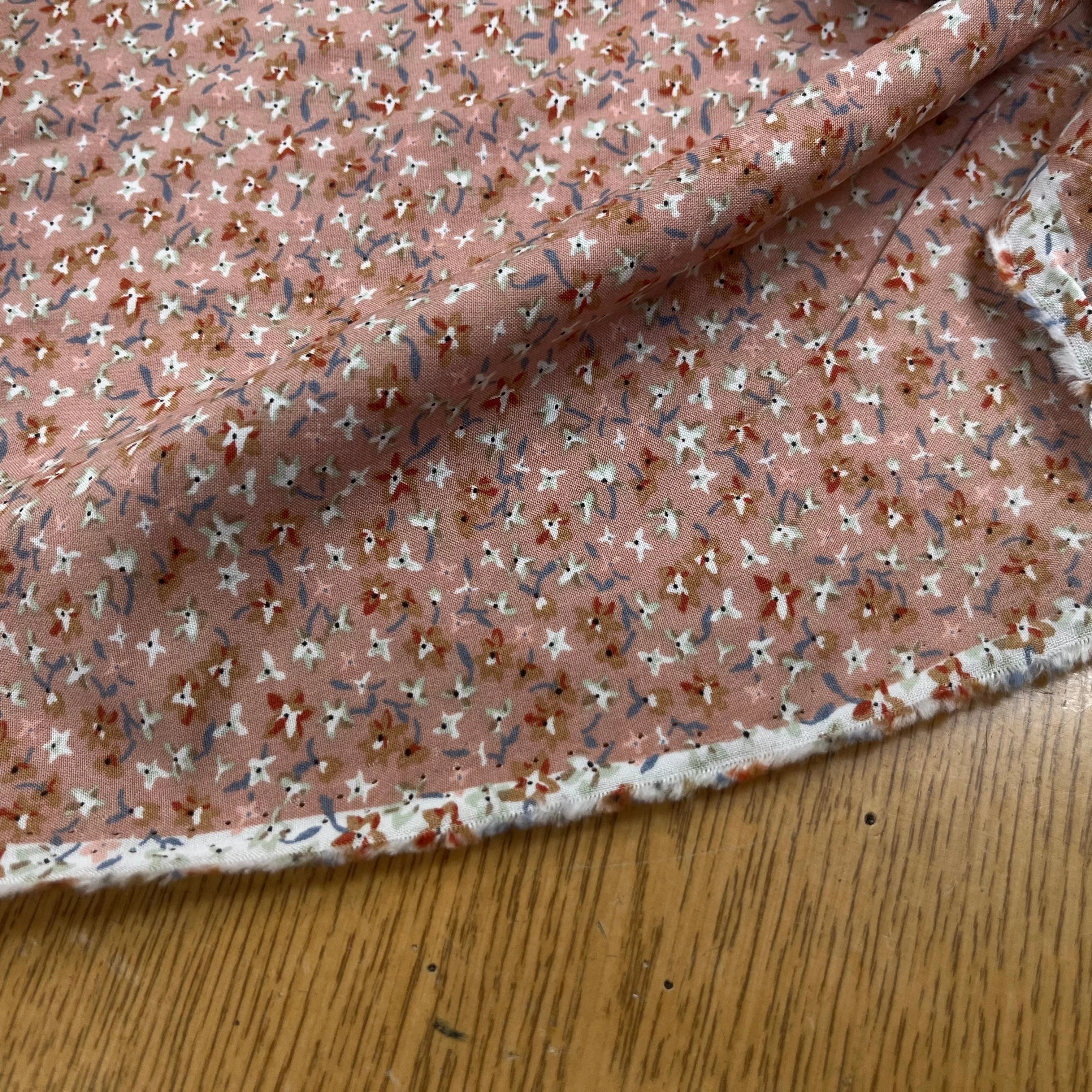 VISCOSE FLUIDE ROSE DELAVÉ AVEC PETITS MOTIFS FLORAUX - My Little Coupon