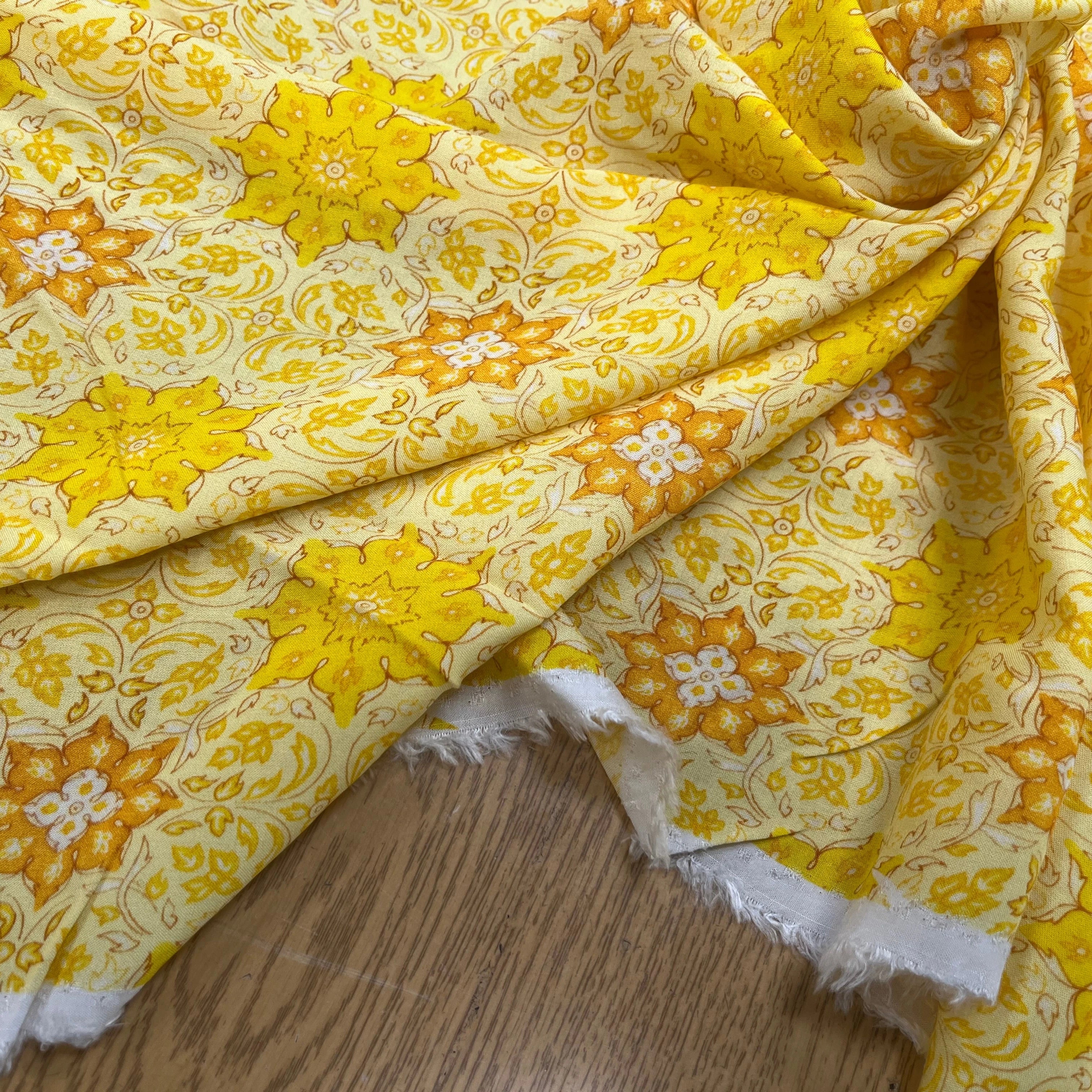 VISCOSE FOND JAUNE MOTIF FLEURS - My Little Coupon