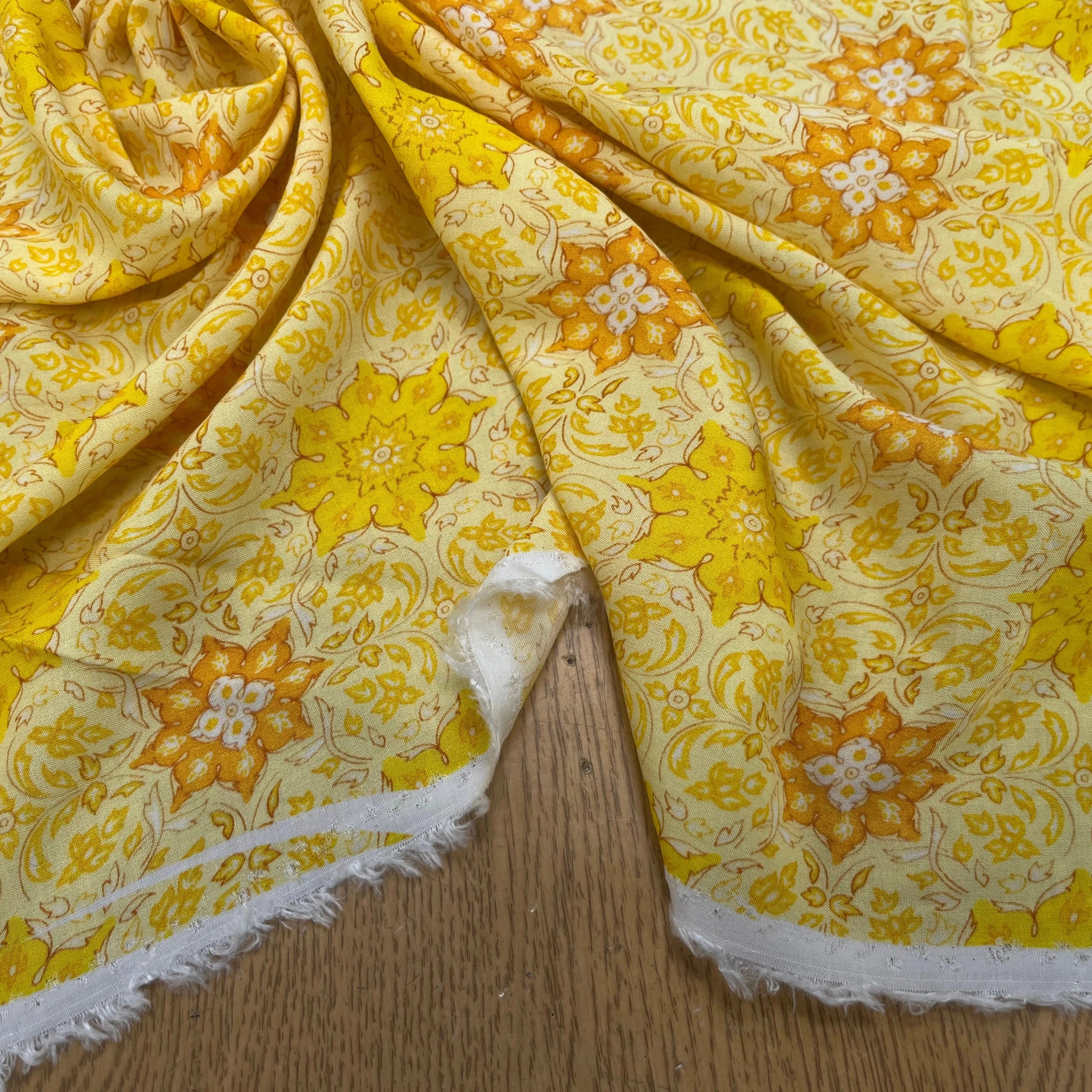 VISCOSE FOND JAUNE MOTIF FLEURS - My Little Coupon
