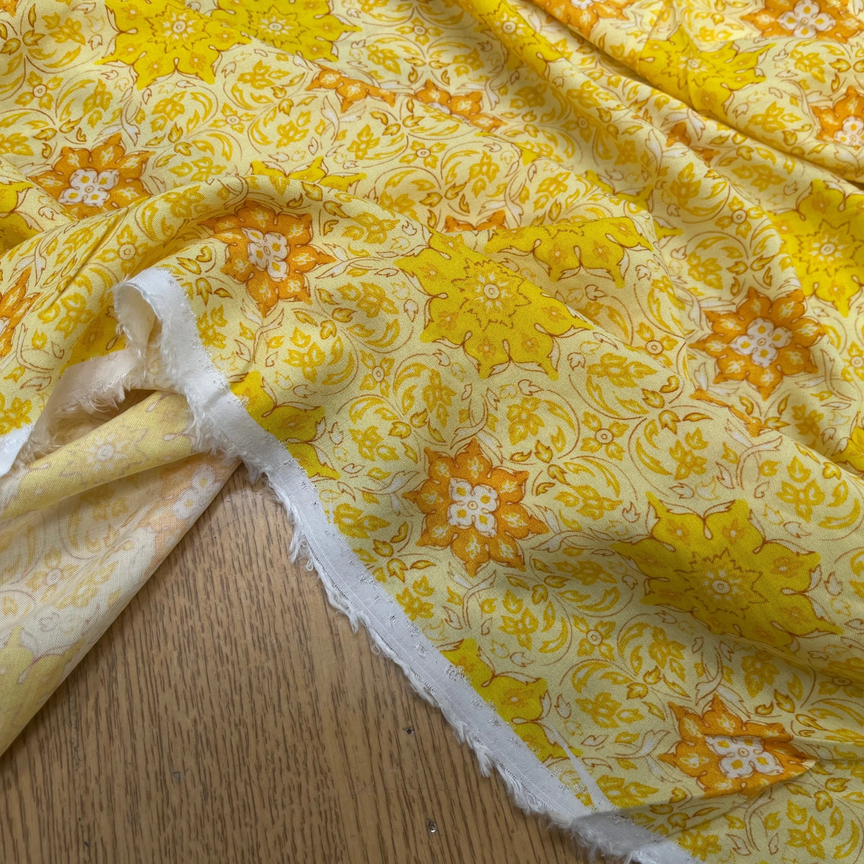 VISCOSE FOND JAUNE MOTIF FLEURS - My Little Coupon