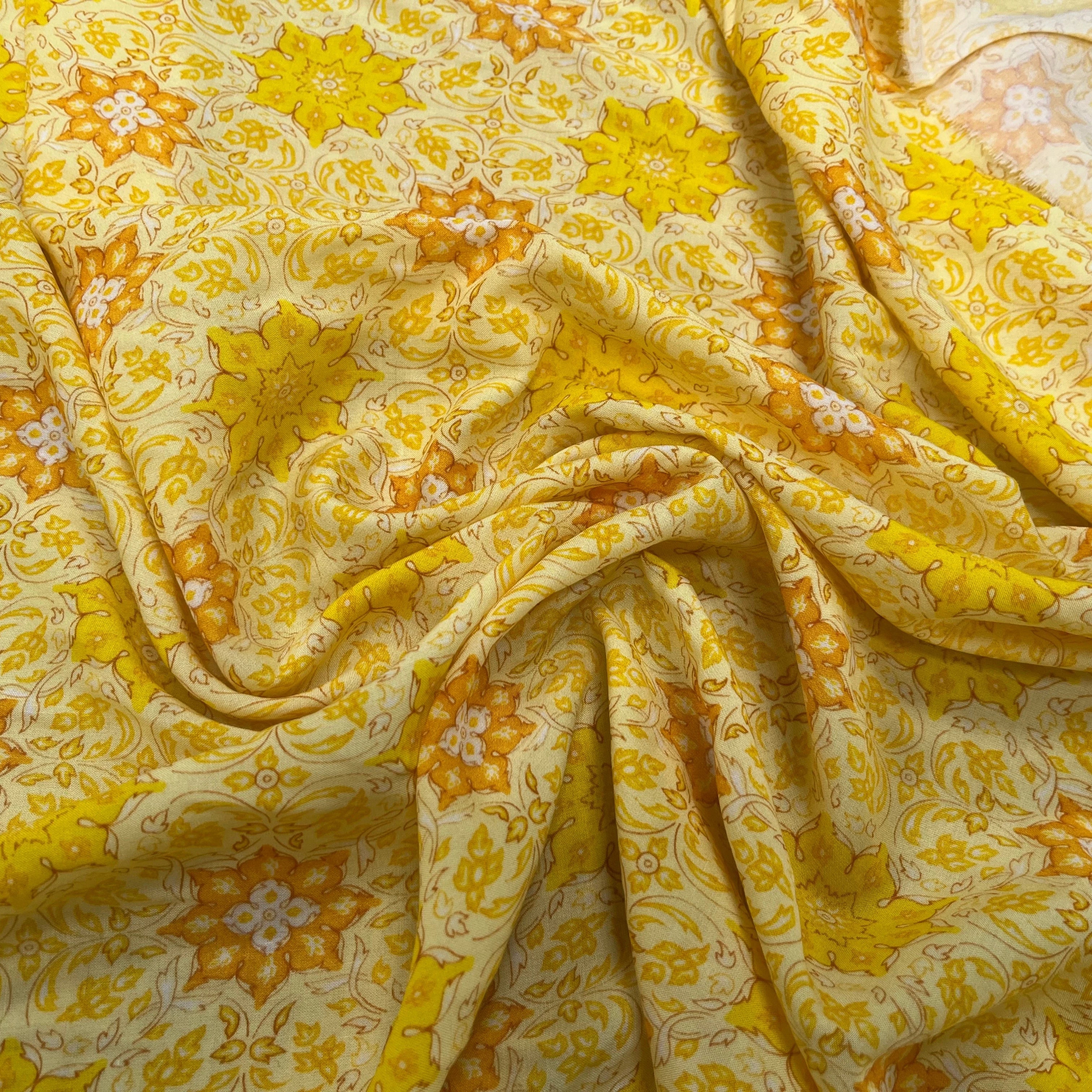 VISCOSE FOND JAUNE MOTIF FLEURS - My Little Coupon