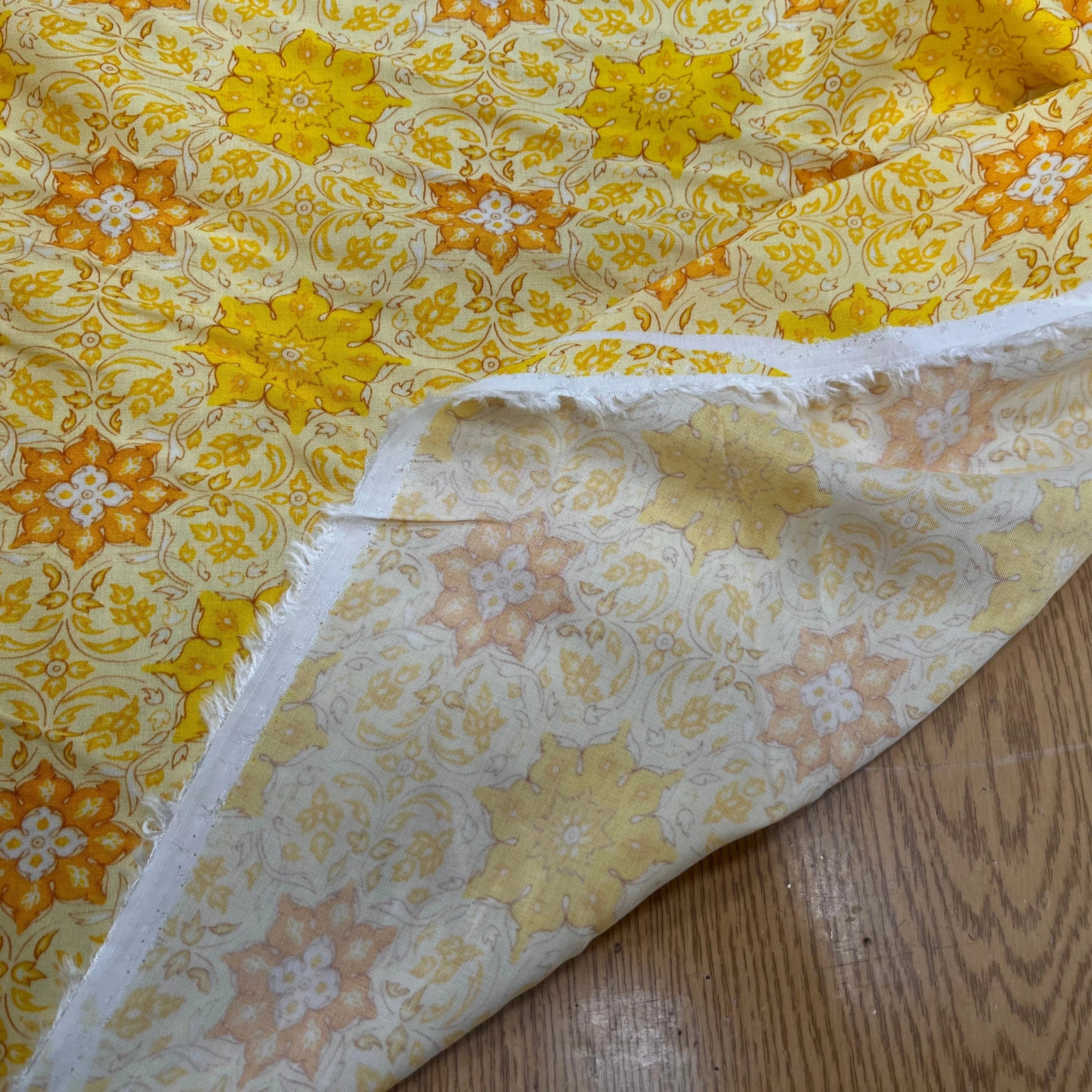 VISCOSE FOND JAUNE MOTIF FLEURS - My Little Coupon