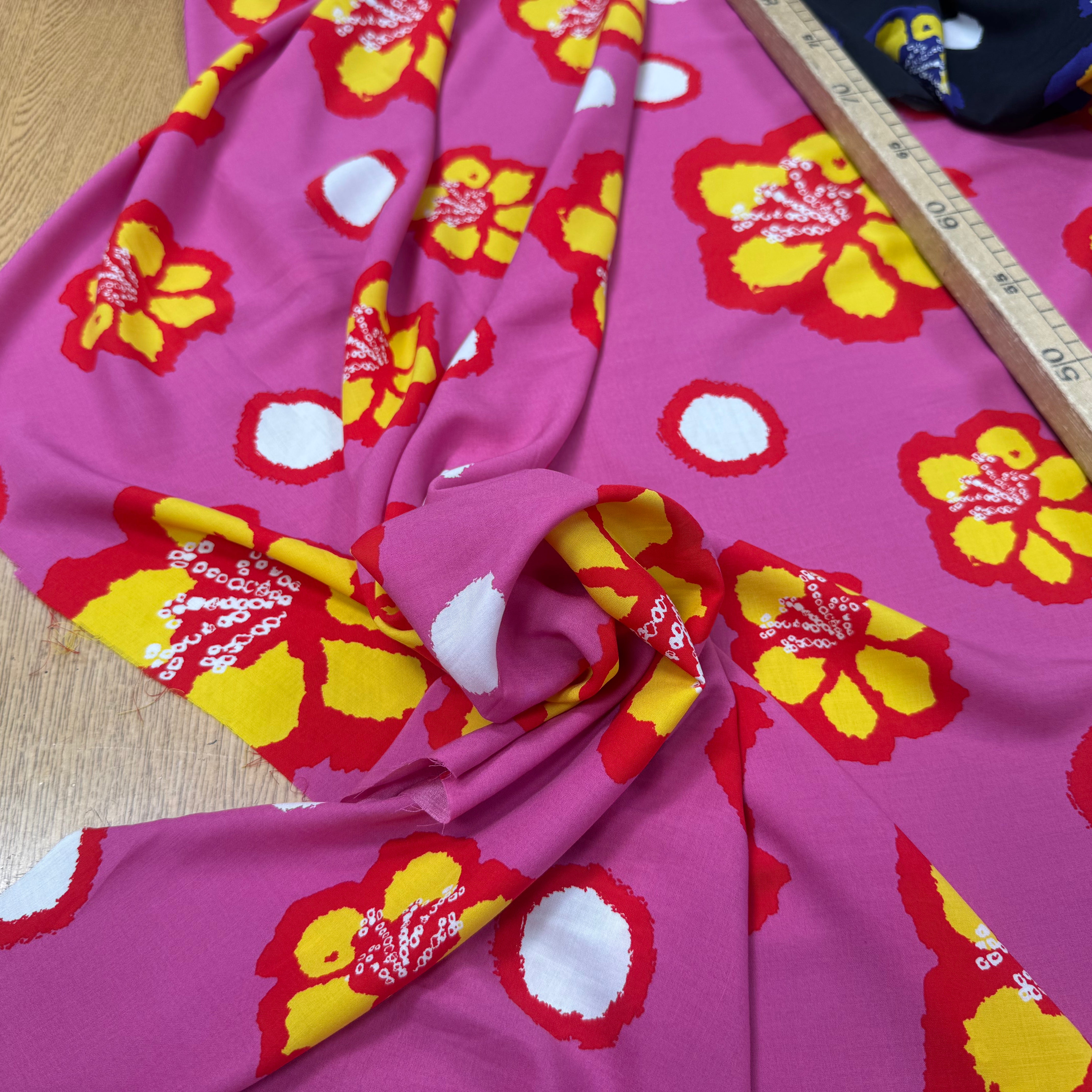 VISCOSE FOND ROSE FLEURS JAUNE - My Little Coupon