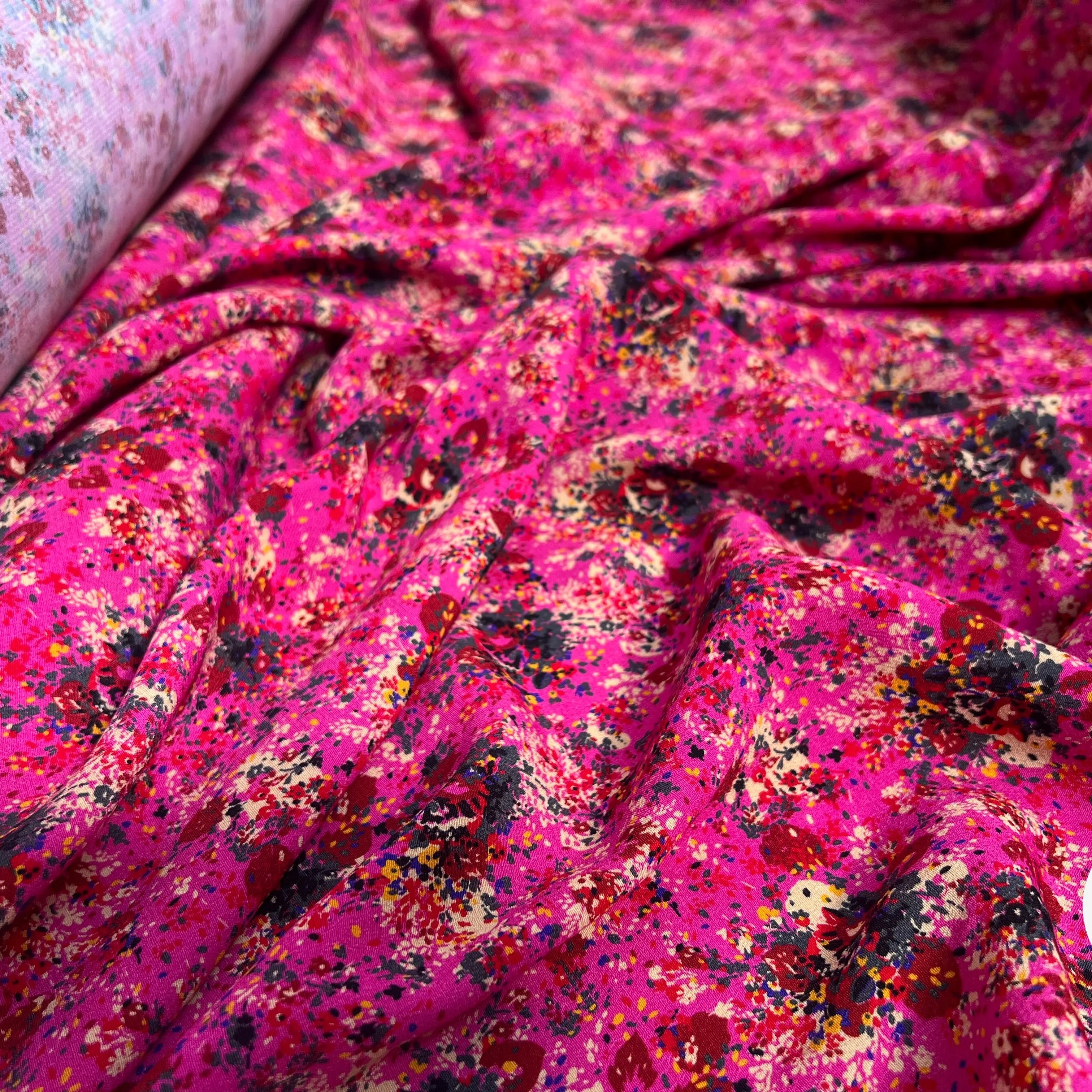 VISCOSE IMPRIMÉ FOND ROSE MOTIFS BOUQUET DE FLEURS - My Little Coupon