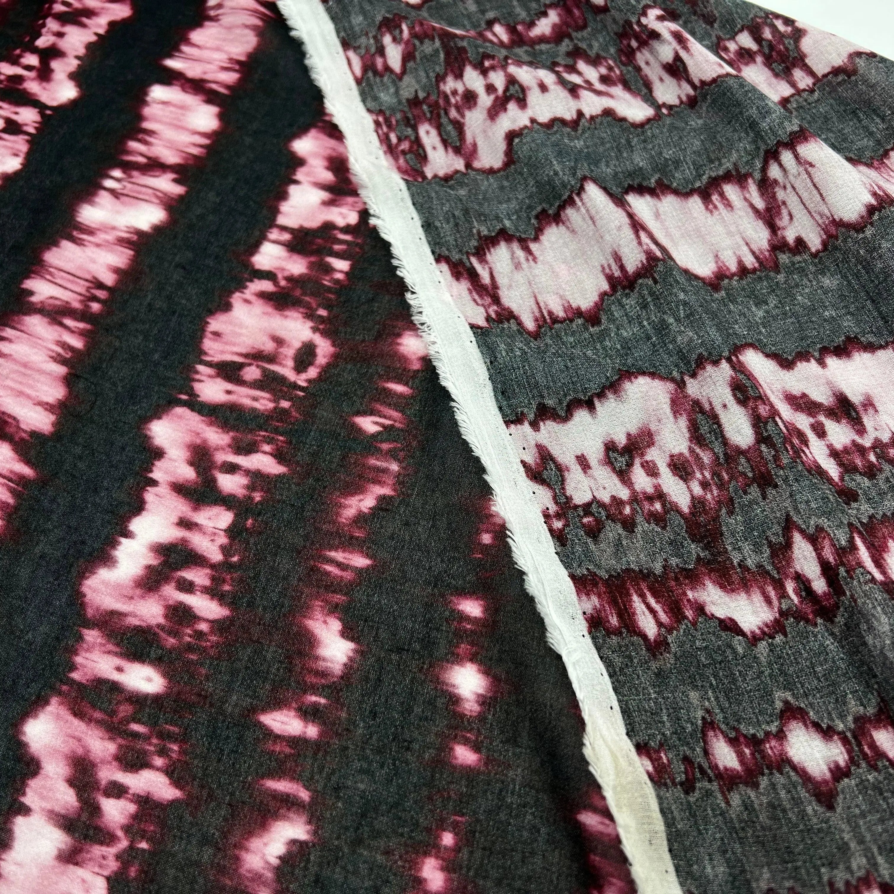VISCOSE IMPRIMÉ TYE AND DYE BORDEAUX ET NOIR - My Little Coupon - tissu - coudre