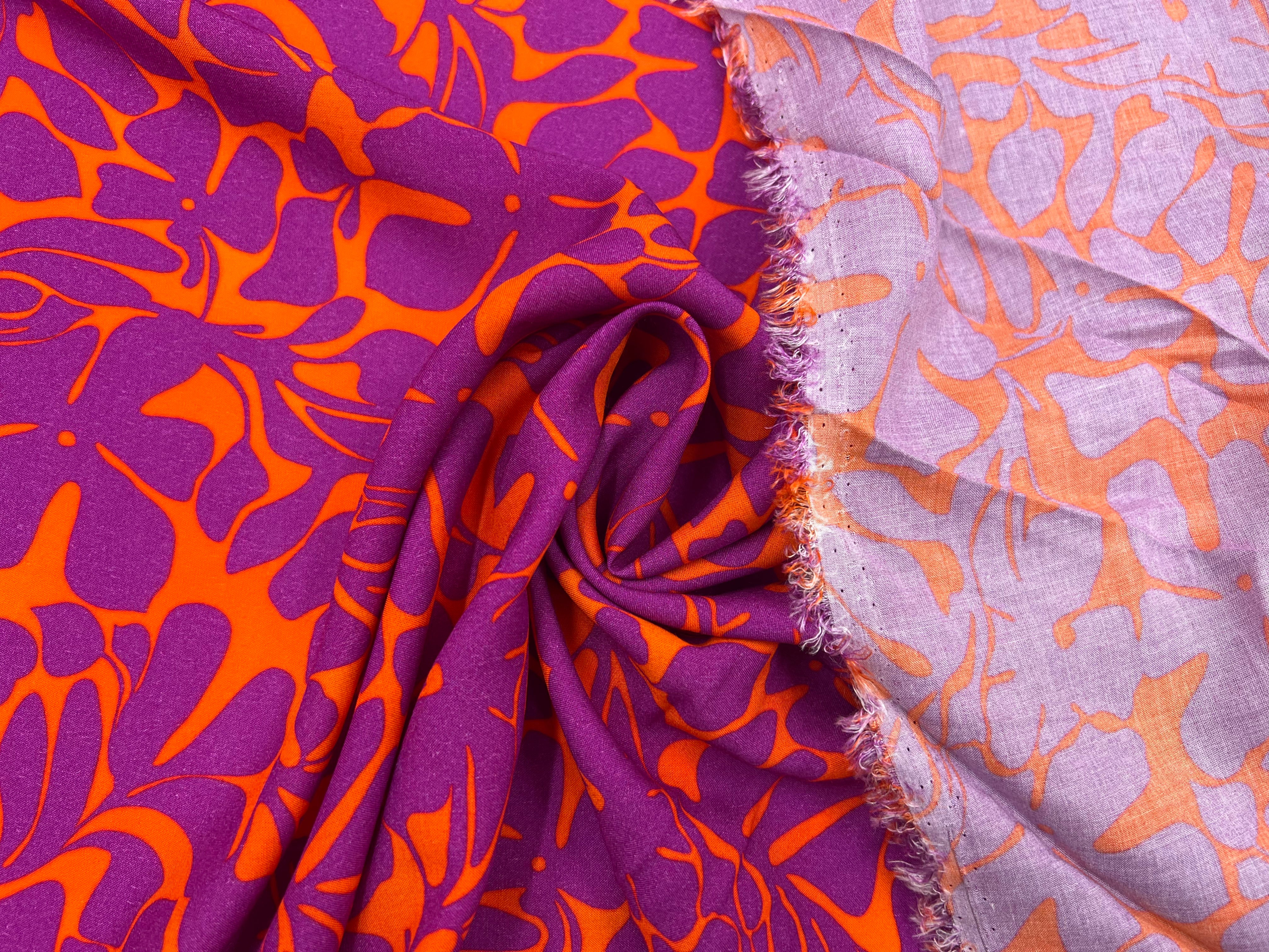 VISCOSE IMPRIMÉE FLEURS VIOLETTES SUR LIT D'ORANGE MSO