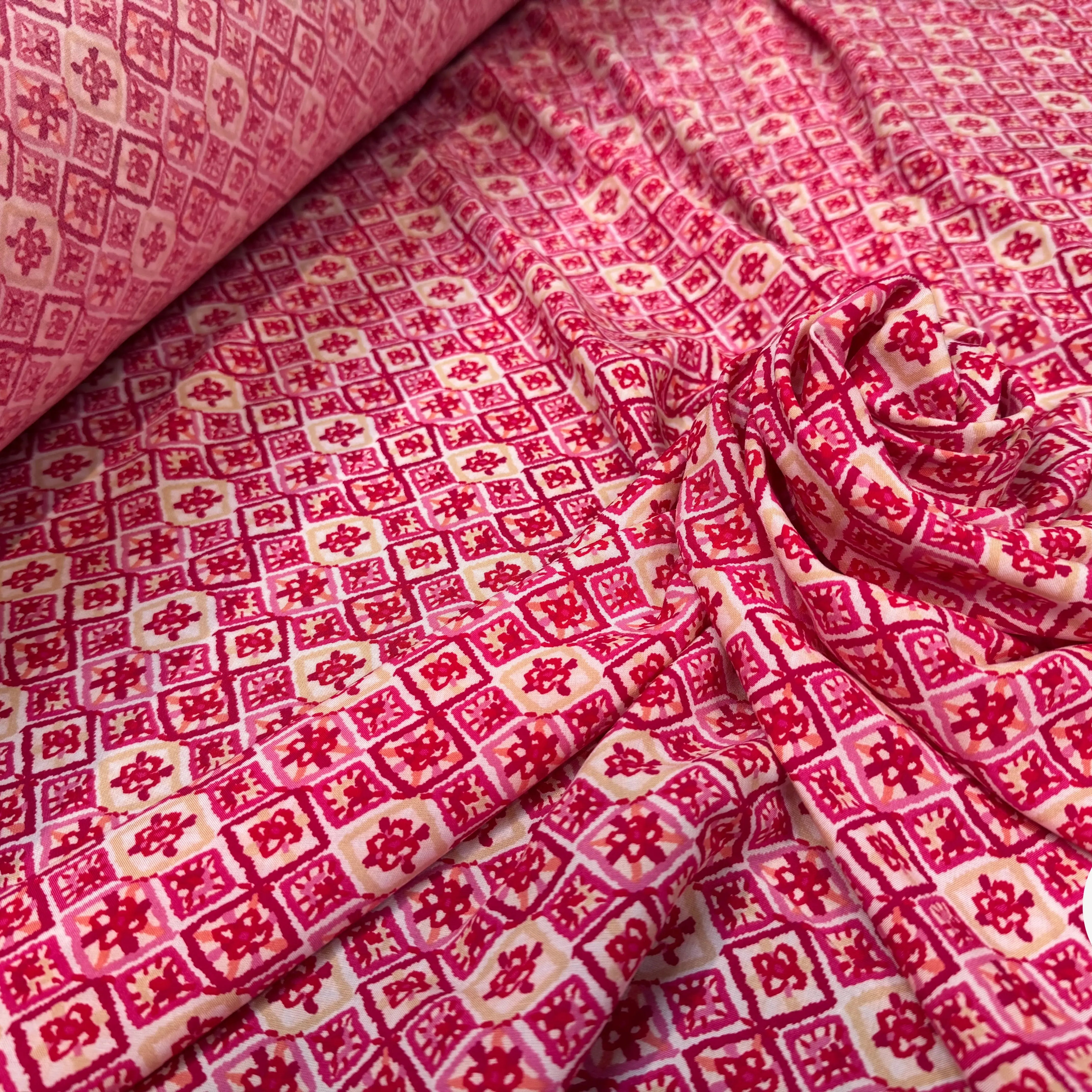 VISCOSE IMPRIMÉE LOSANGES ROSE ET BORDEAUX - My Little Coupon