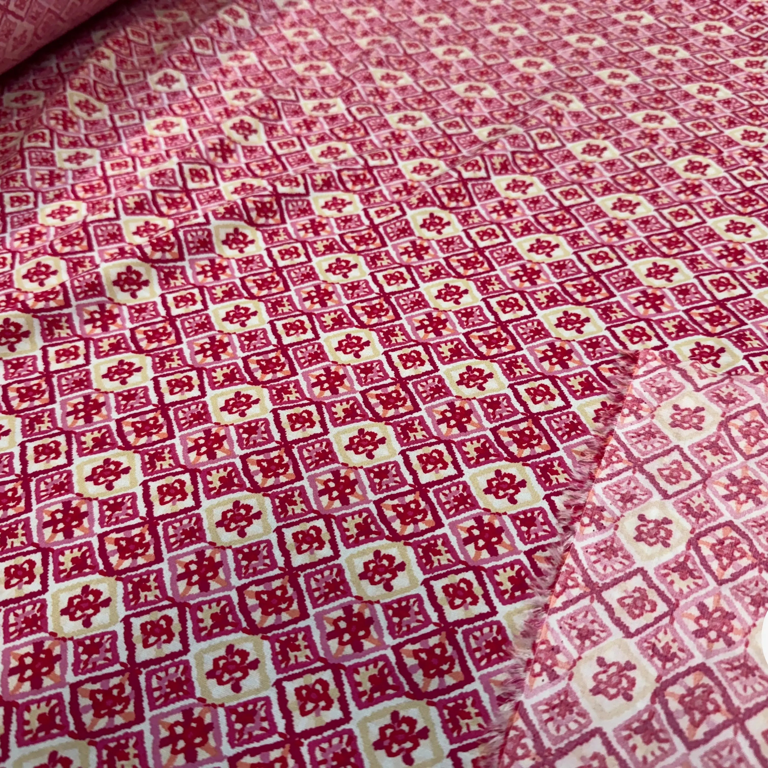 VISCOSE IMPRIMÉE LOSANGES ROSE ET BORDEAUX - My Little Coupon