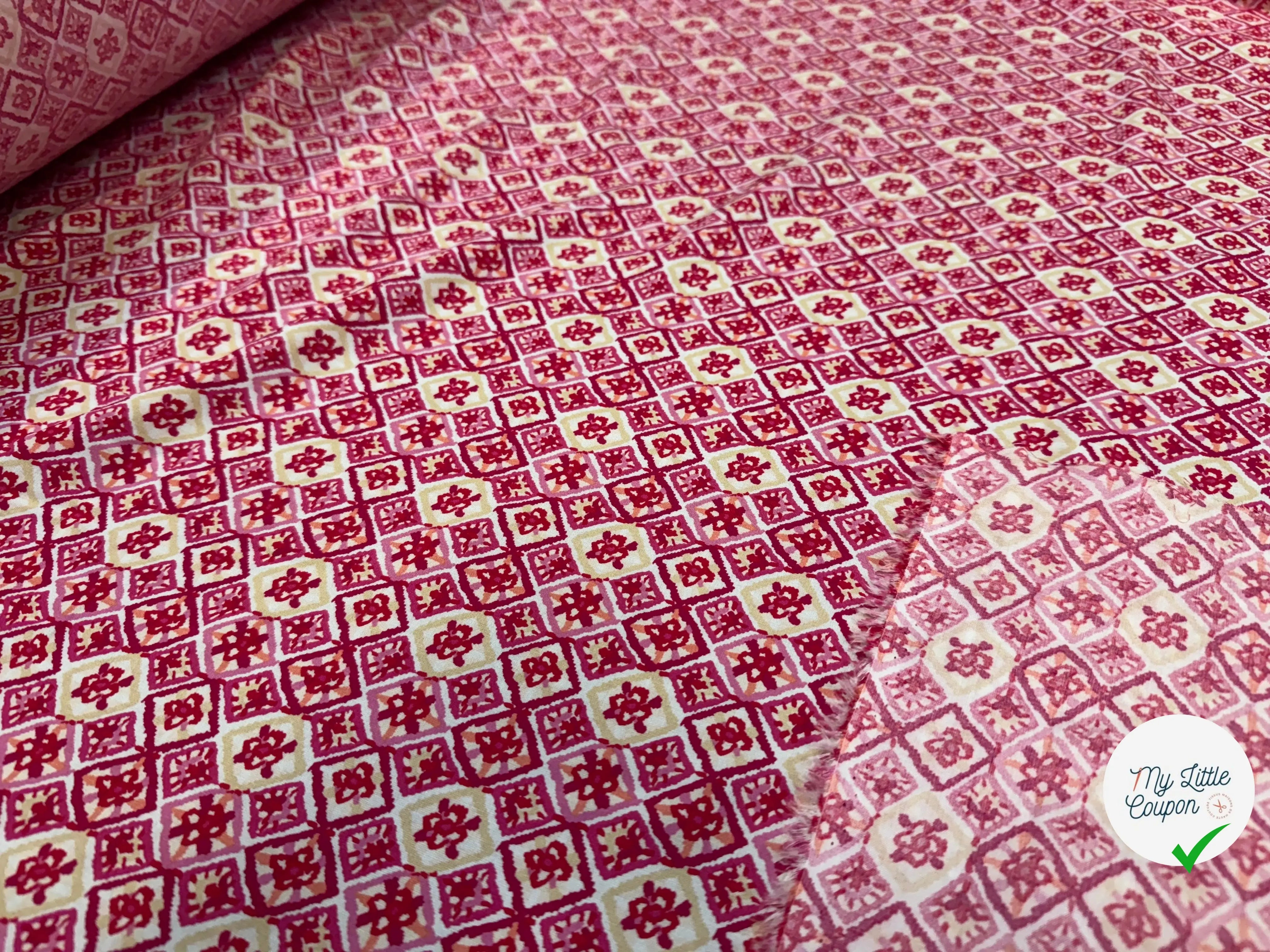 VISCOSE IMPRIMÉE LOSANGES ROSE ET BORDEAUX - My Little Coupon