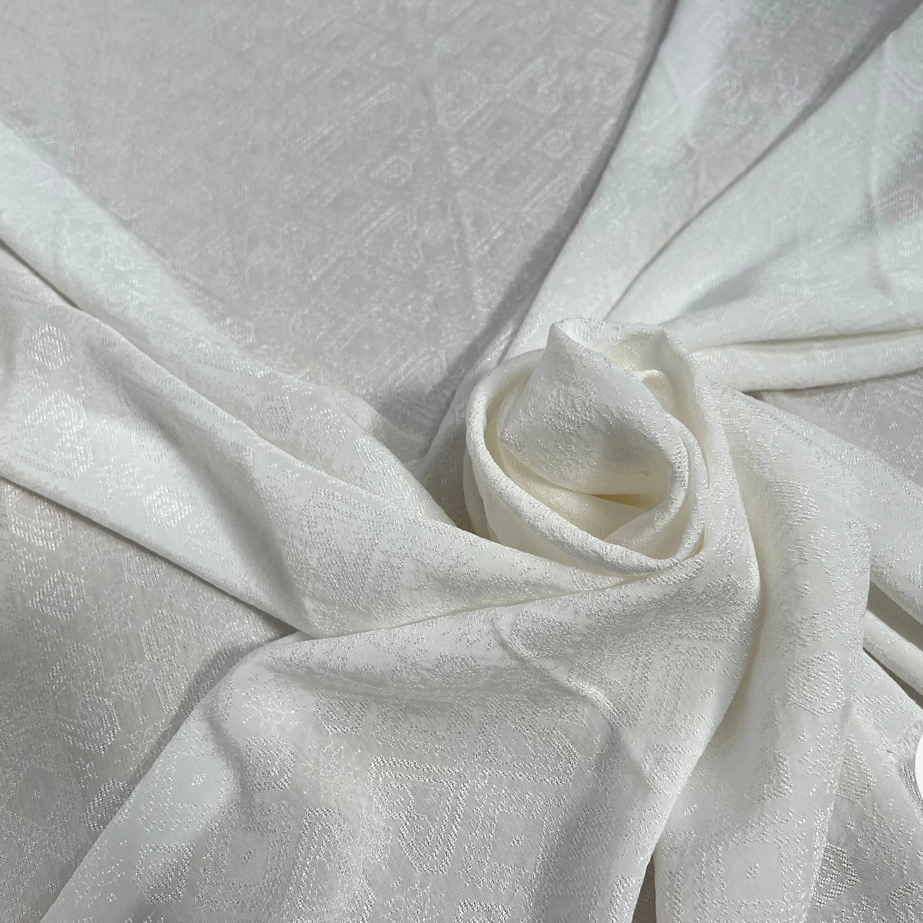 VISCOSE JACQUARD BLANC MOTIFS TONS SUR TONS BRILLANTS - My Little Coupon