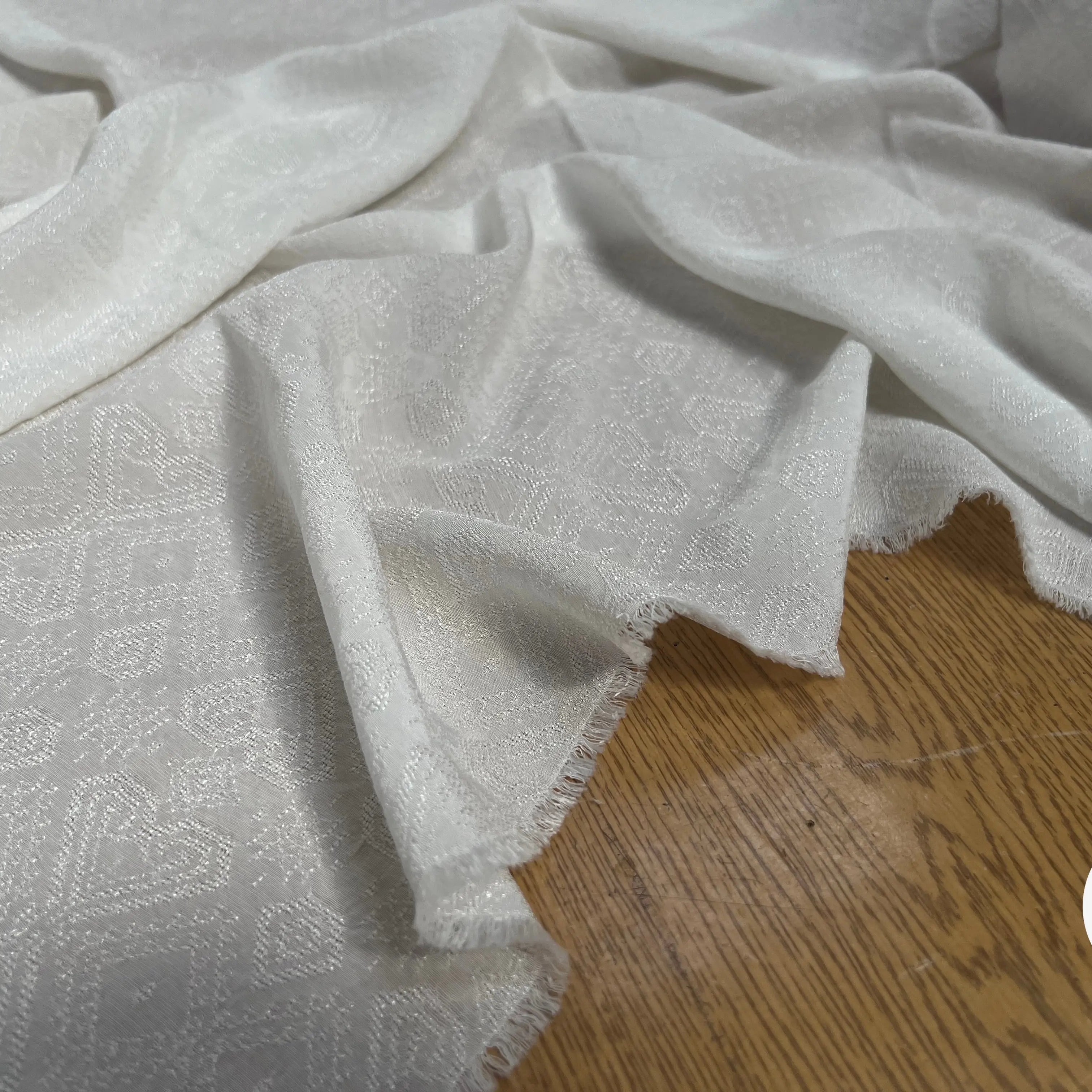 VISCOSE JACQUARD BLANC MOTIFS TONS SUR TONS BRILLANTS - My Little Coupon