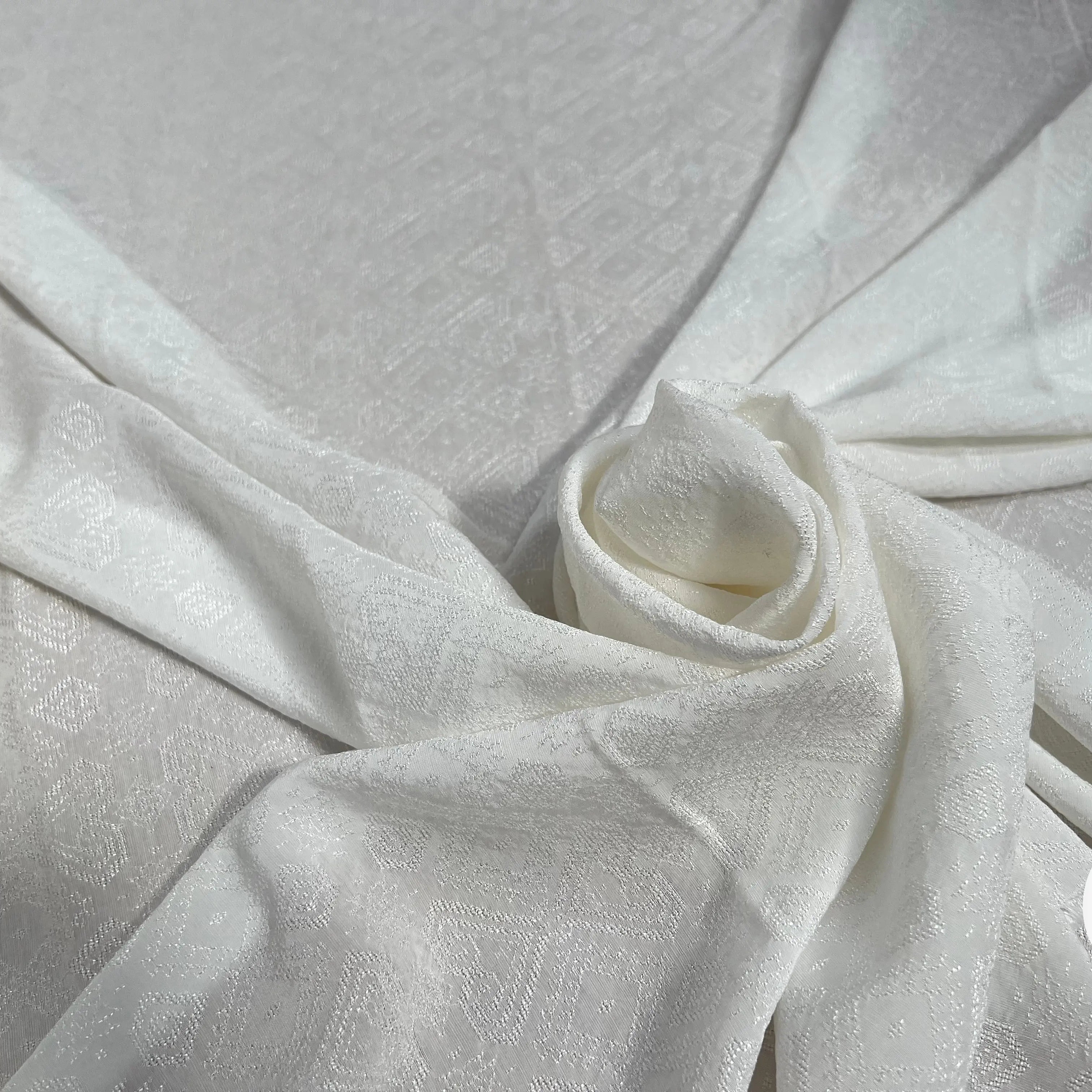 VISCOSE JACQUARD BLANC MOTIFS TONS SUR TONS BRILLANTS - My Little Coupon