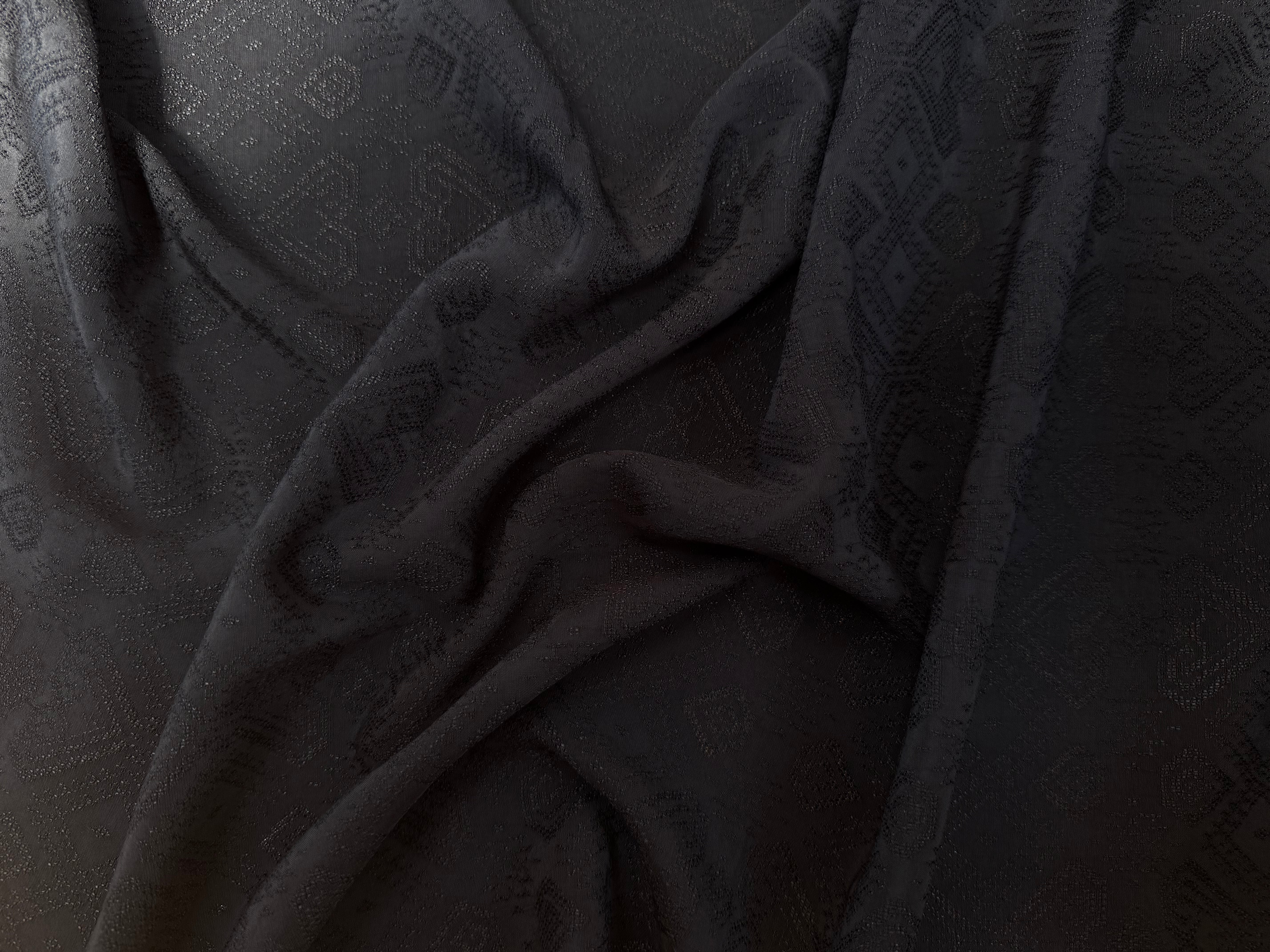 VISCOSE JACQUARD NOIR MOTIFS TONS SUR TONS BRILLANTS - My Little Coupon