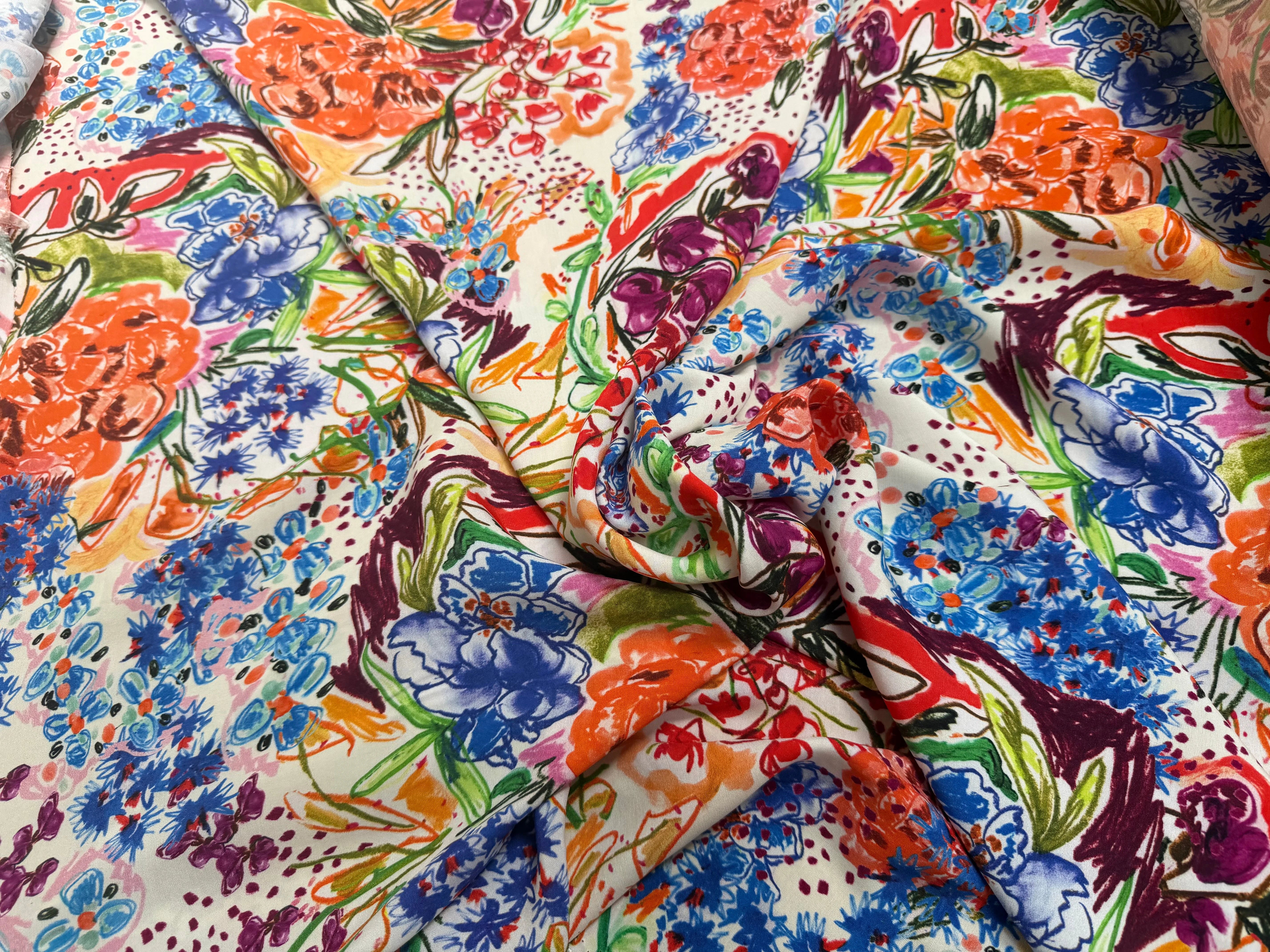VISCOSE LÉGÈREMENT CREPÉE IMPRIMÉ FLORAL MULTICOLORE FANTASY GARDEN - My Little Coupon