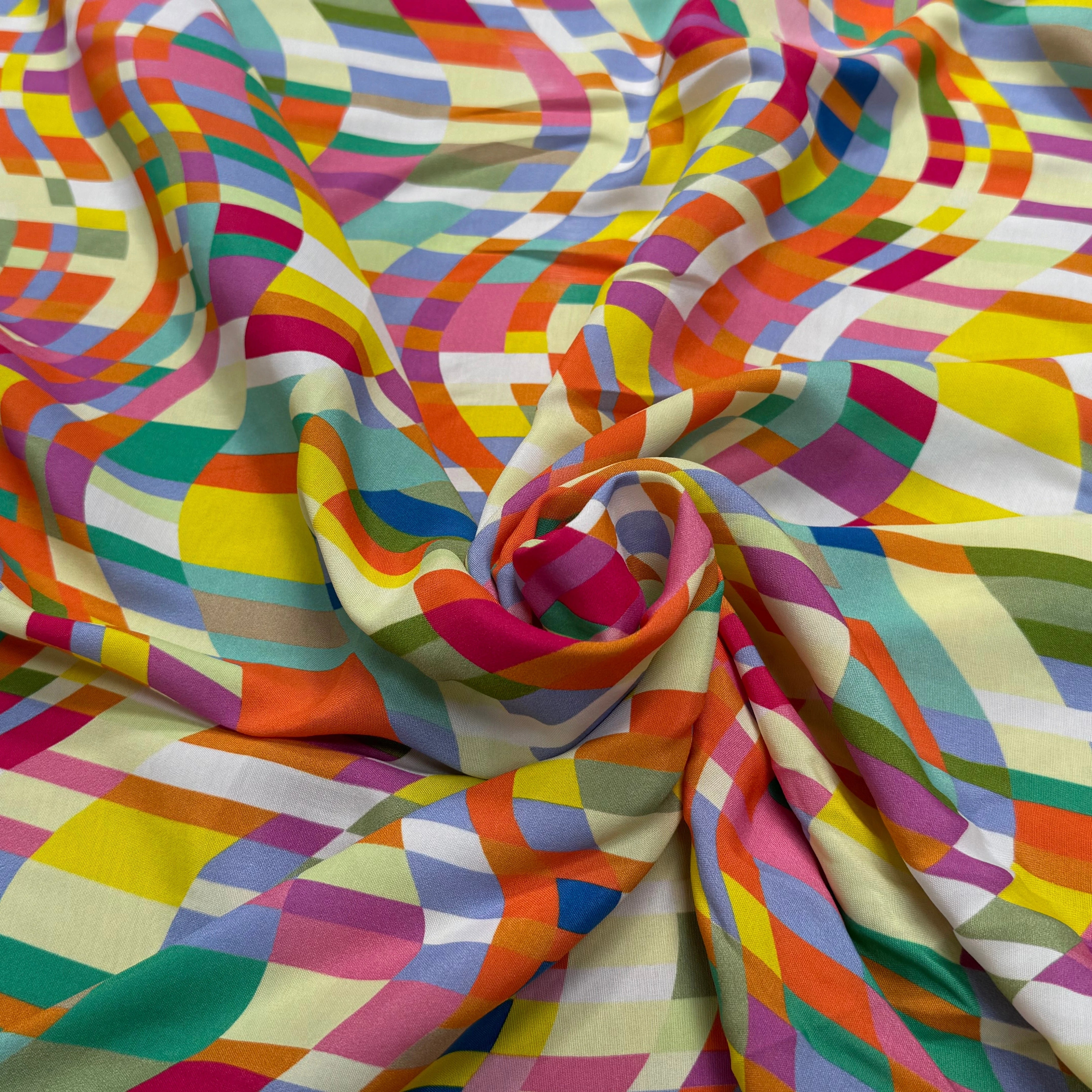 VISCOSE LÉGÈREMENT CREPÉE IMPRIMÉ GRAPHIQUE MULTICOLORE FANTASY COLORAMA - My Little Coupon