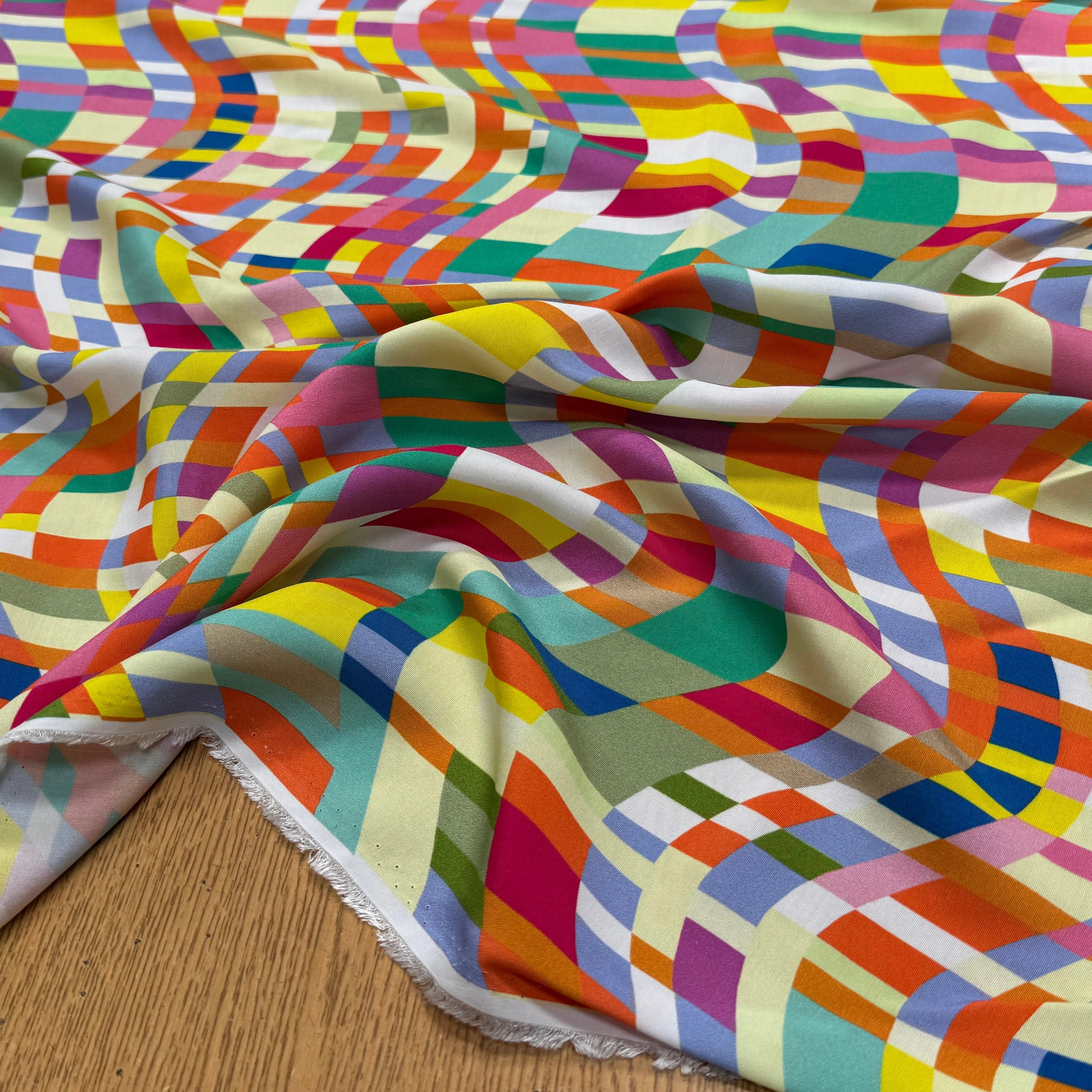 VISCOSE LÉGÈREMENT CREPÉE IMPRIMÉ GRAPHIQUE MULTICOLORE FANTASY COLORAMA - My Little Coupon