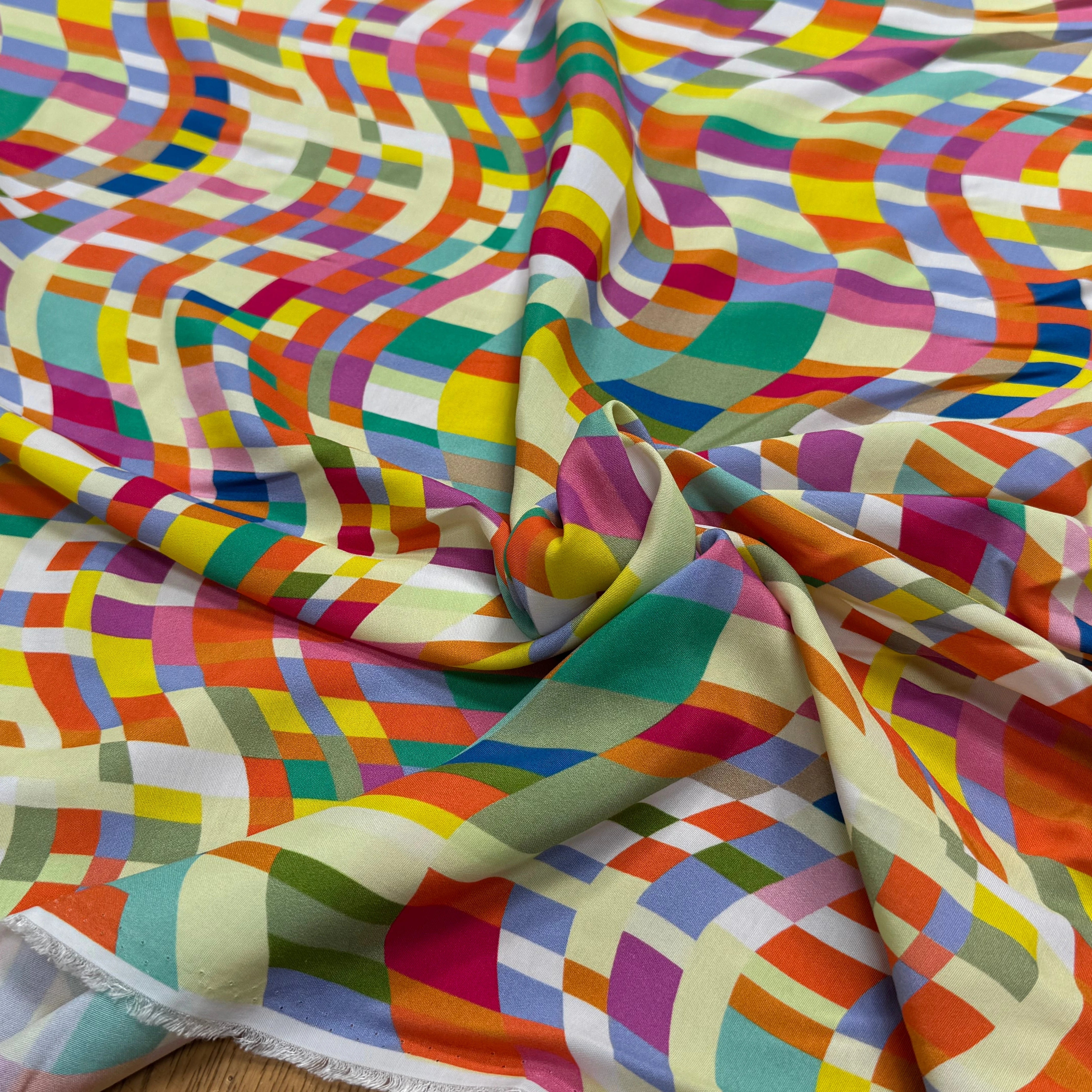 VISCOSE LÉGÈREMENT CREPÉE IMPRIMÉ GRAPHIQUE MULTICOLORE FANTASY COLORAMA - My Little Coupon