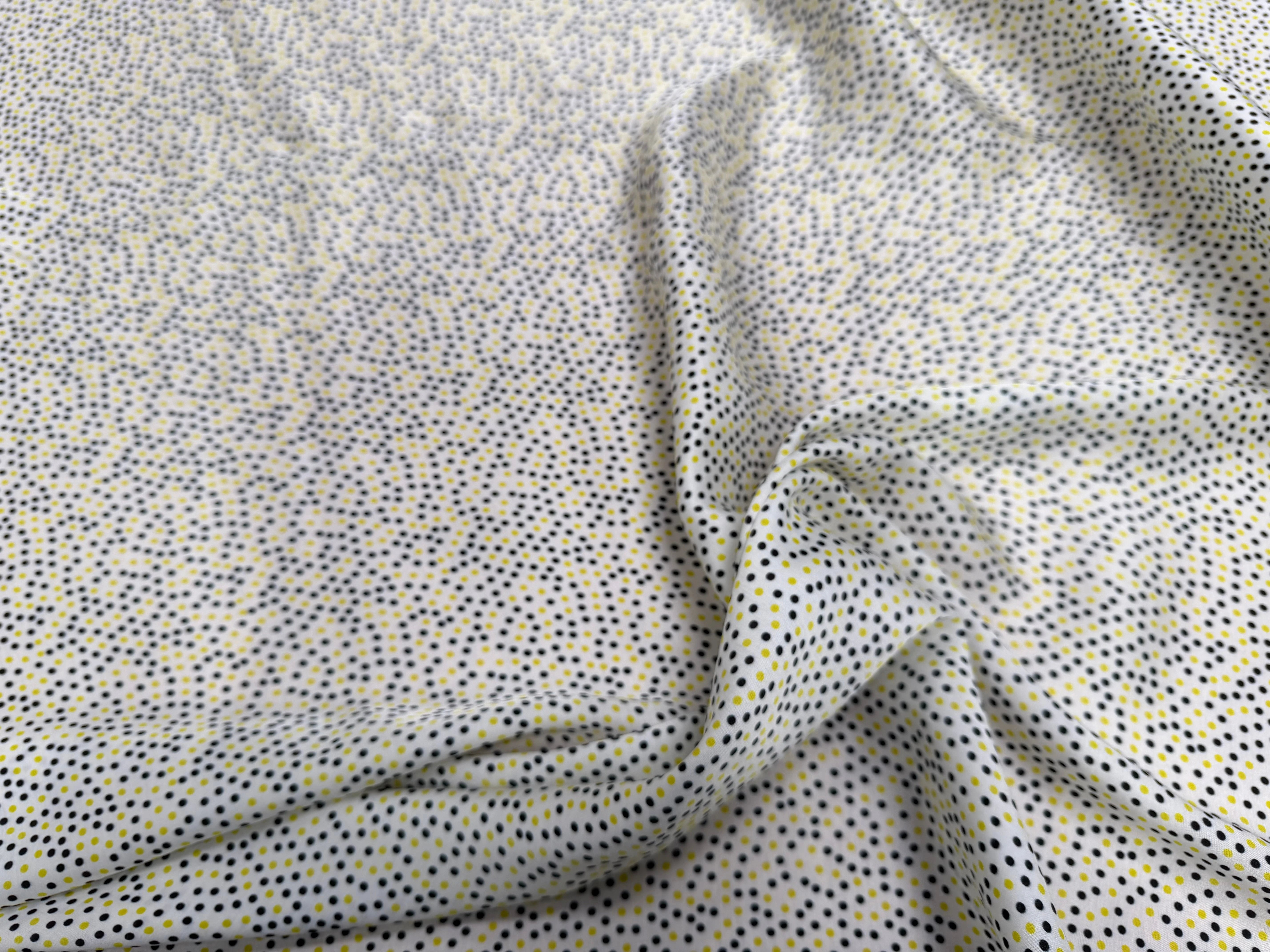 VISCOSE LEGREMENT SATINÉE FOND BLANC CERLES NOIR ET JAUNE QUALITÉ COMO - My Little Coupon