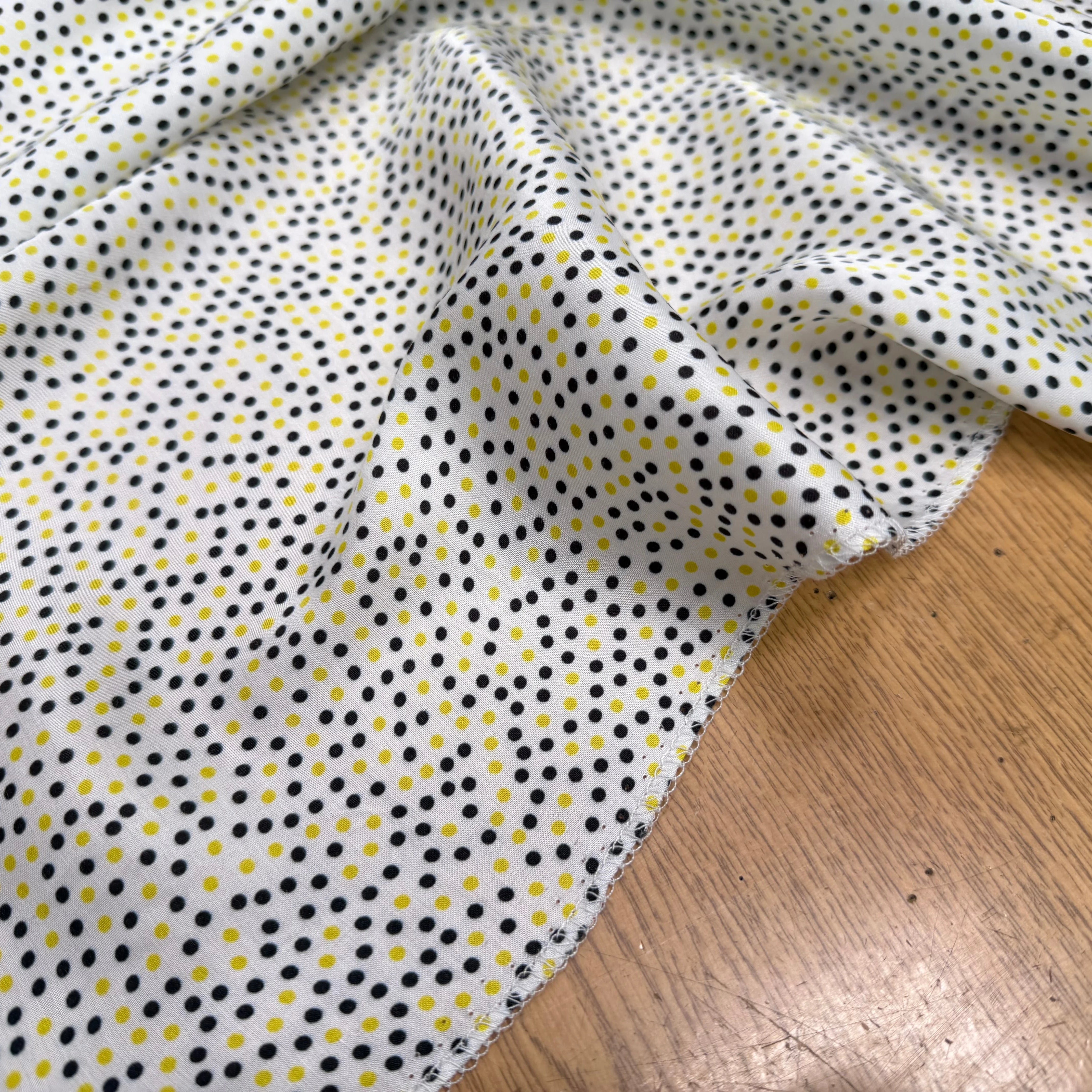 VISCOSE LEGREMENT SATINÉE FOND BLANC CERLES NOIR ET JAUNE QUALITÉ COMO - My Little Coupon