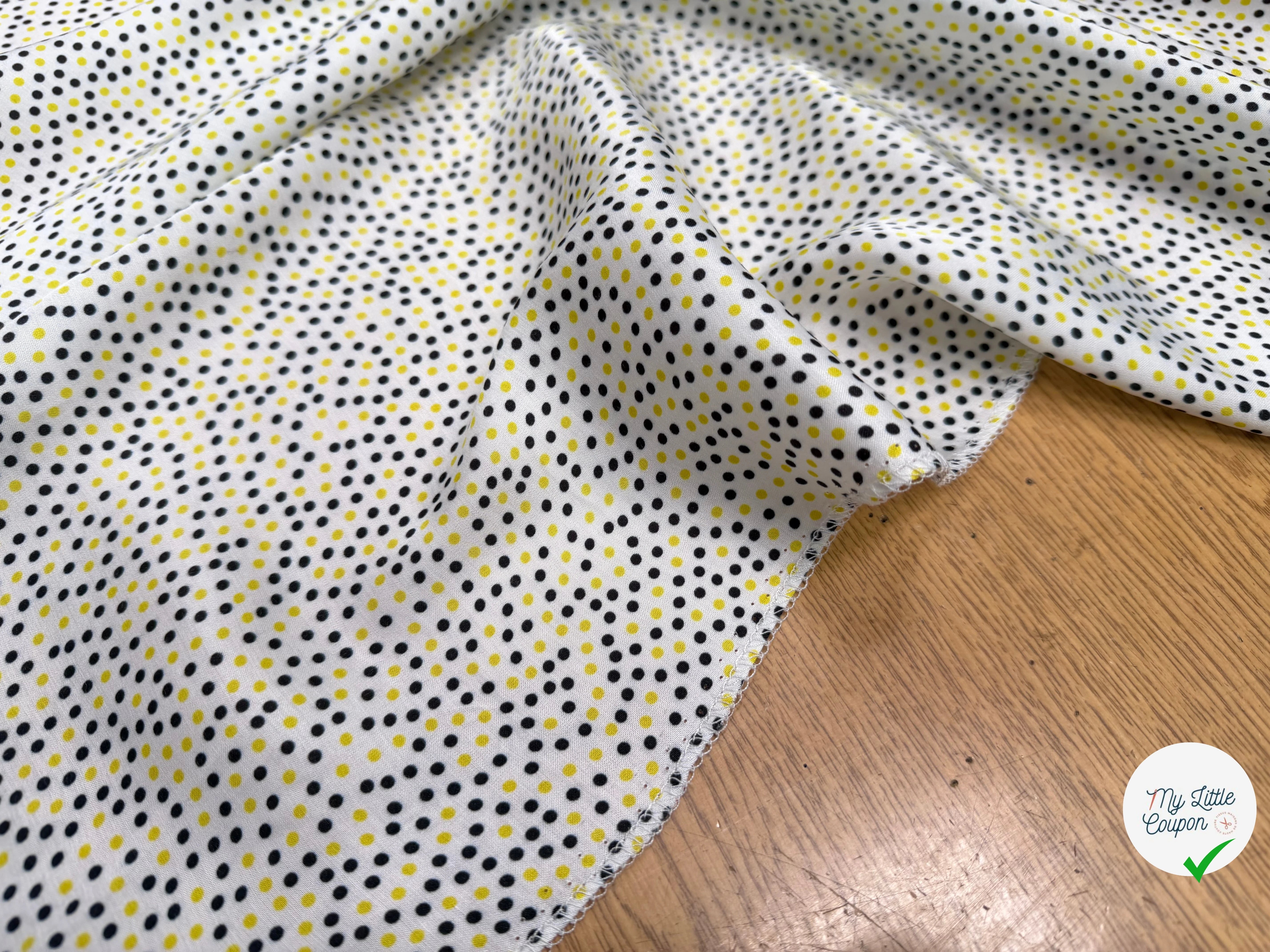 VISCOSE LEGREMENT SATINÉE FOND BLANC CERLES NOIR ET JAUNE QUALITÉ COMO - My Little Coupon