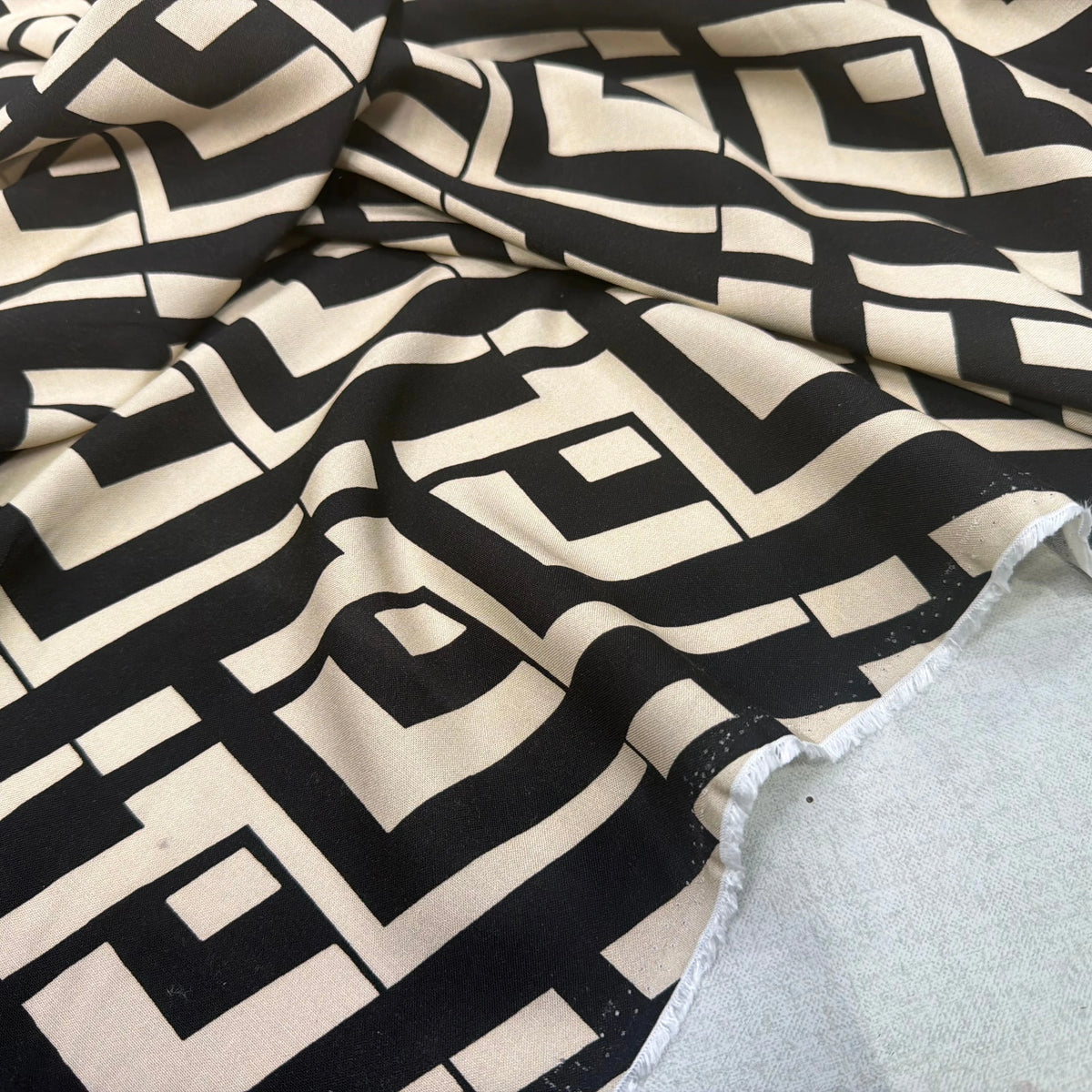 VISCOSE OPTIQUE NOIR ET CRÈME FONCÉ 140 CM - My Little Coupon