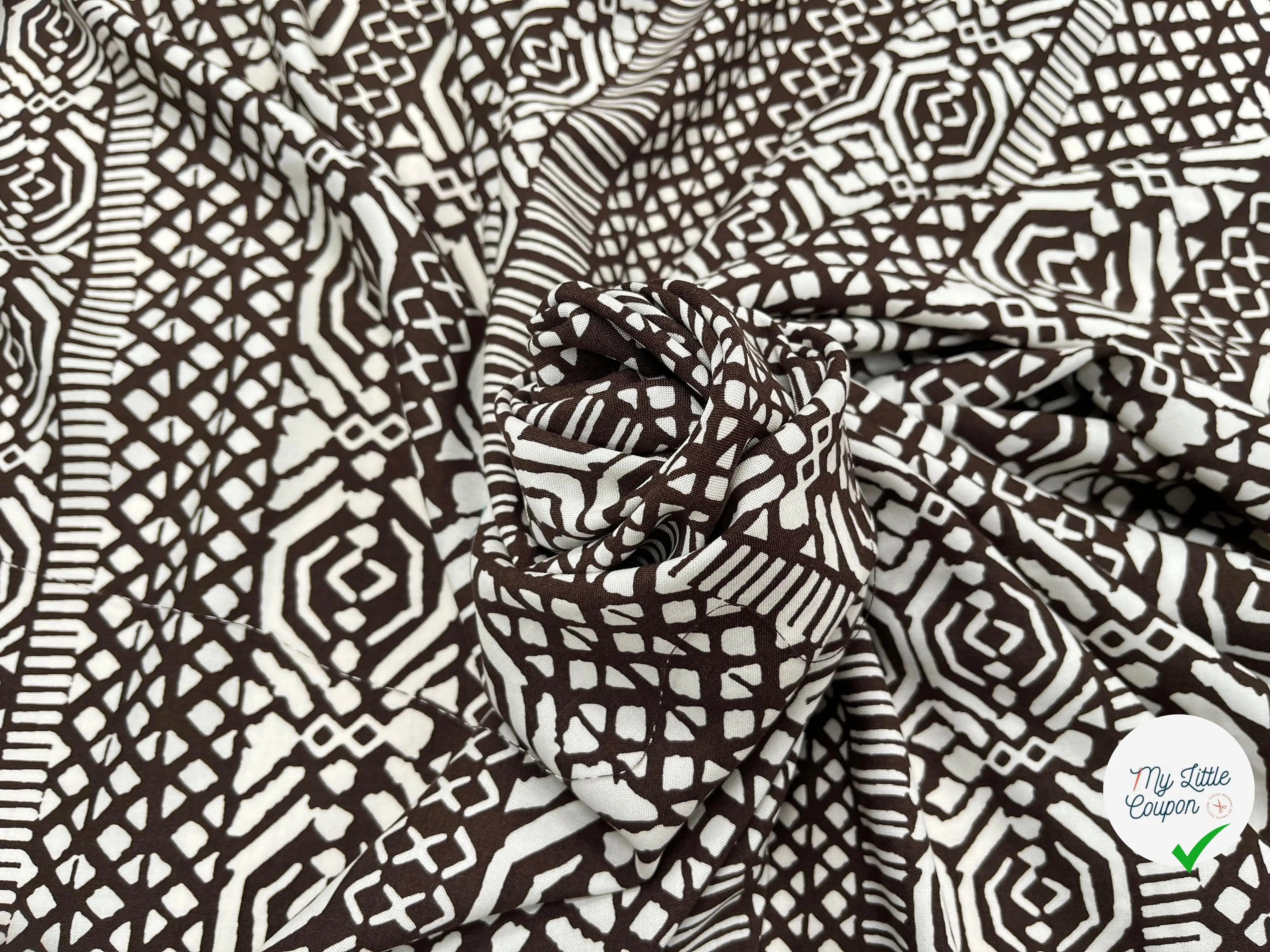 VISCOSE PEAU DE PÊCHE FOND MARRON MOTIFS BLANC - My Little Coupon