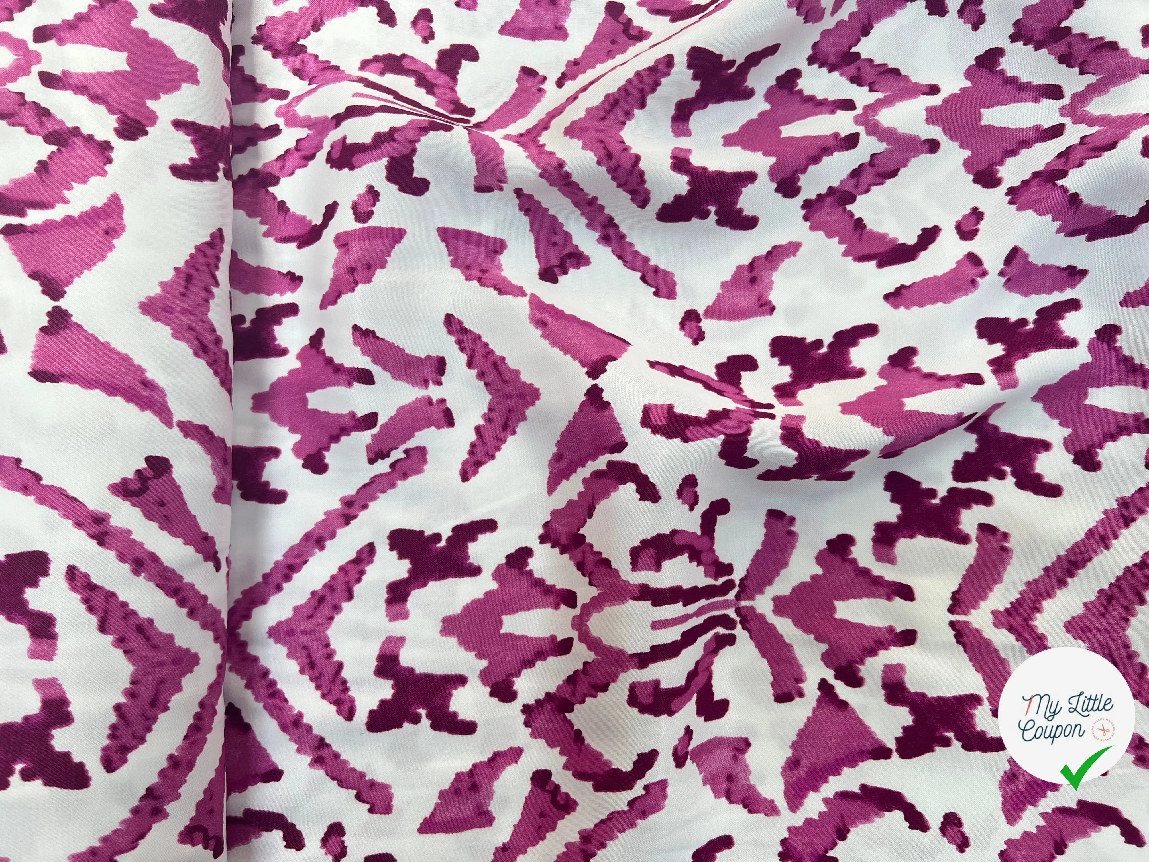 VISCOSE SATIN TISSU IMPRIMÉ TACHES FUCHSIA - My Little Coupon
