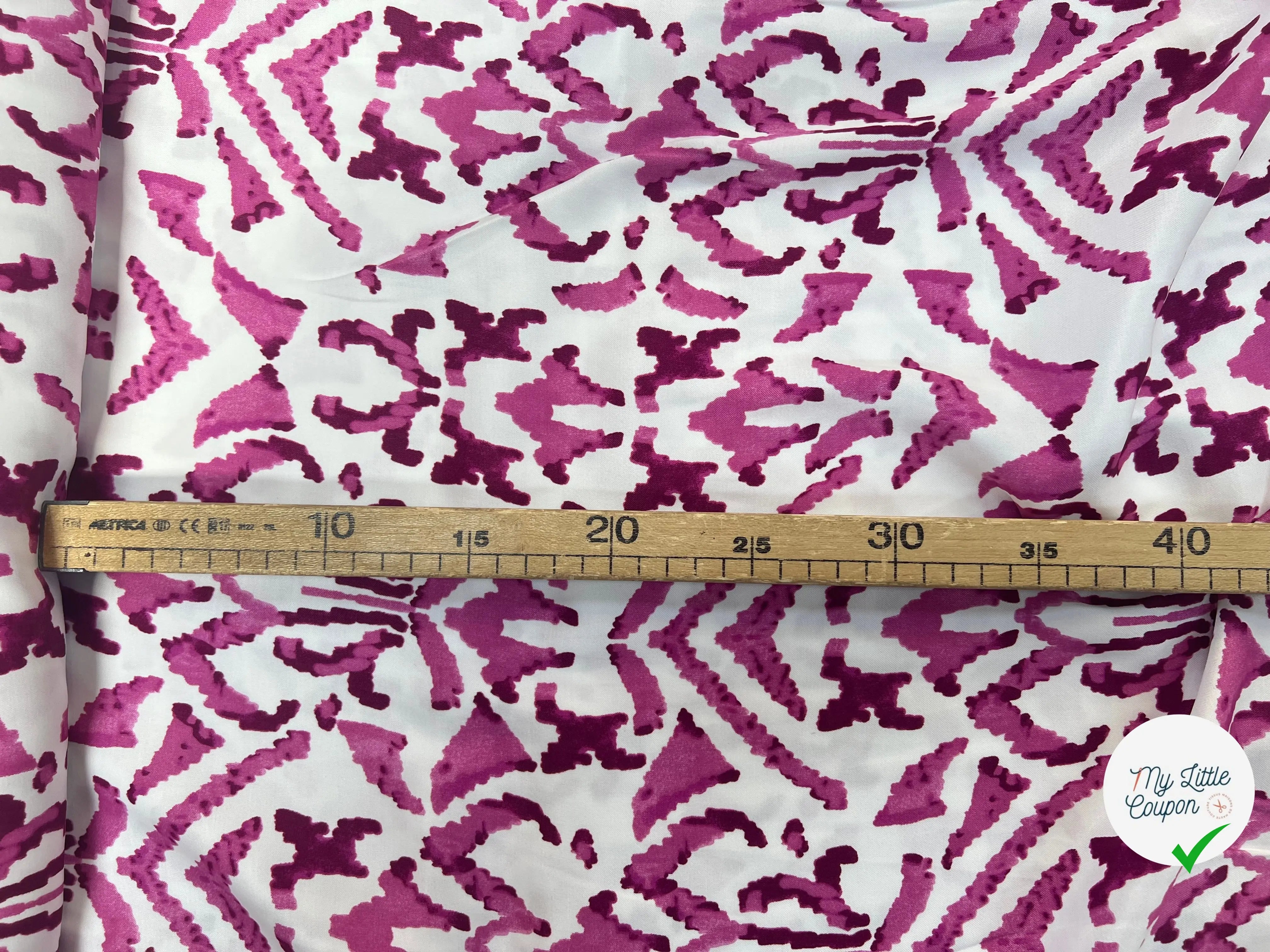 VISCOSE SATIN TISSU IMPRIMÉ TACHES FUCHSIA - My Little Coupon