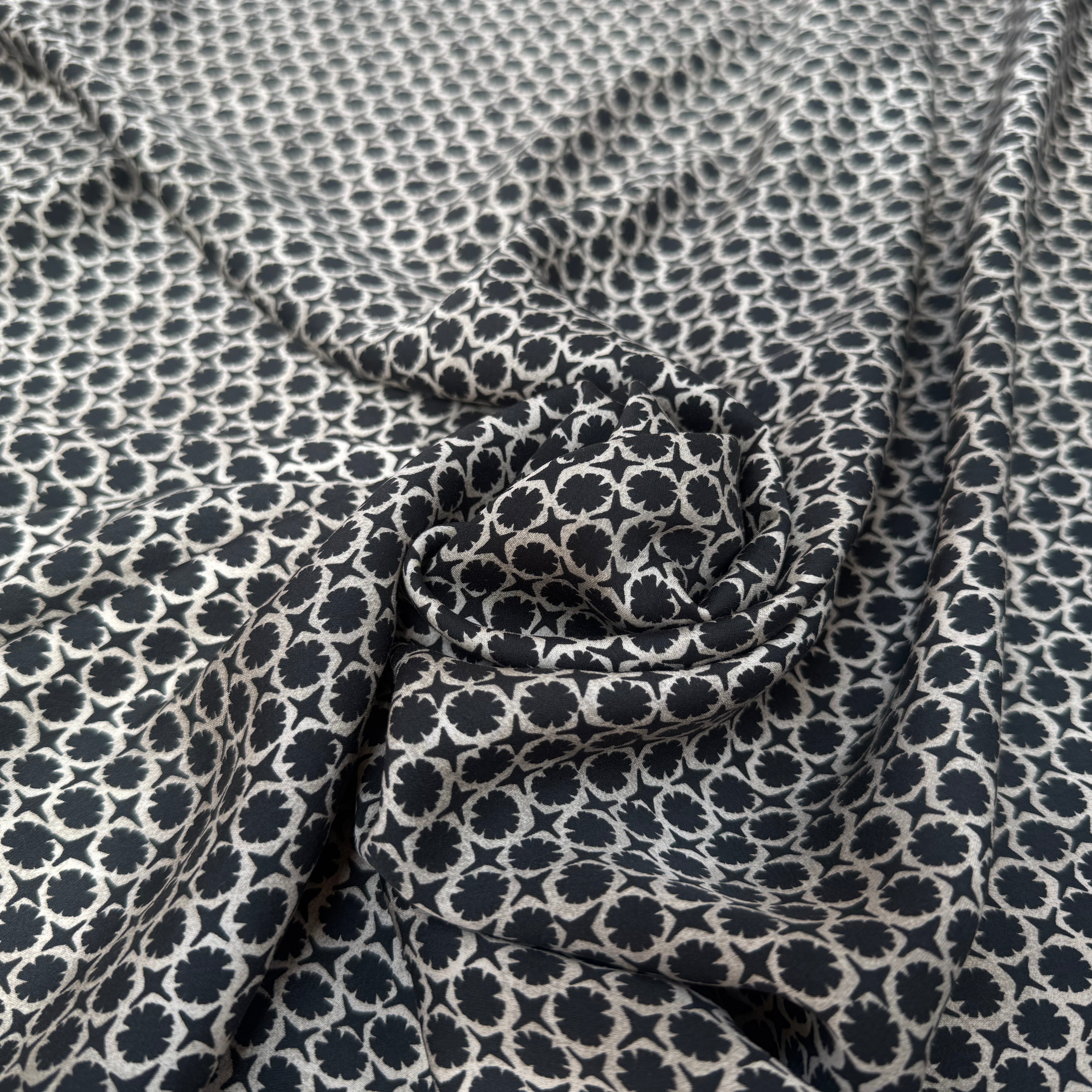 VISCOSE SERGÉ MOTIFS GÉOMÉTRIQUES FOND GRIS ANTHRACITE - My Little Coupon