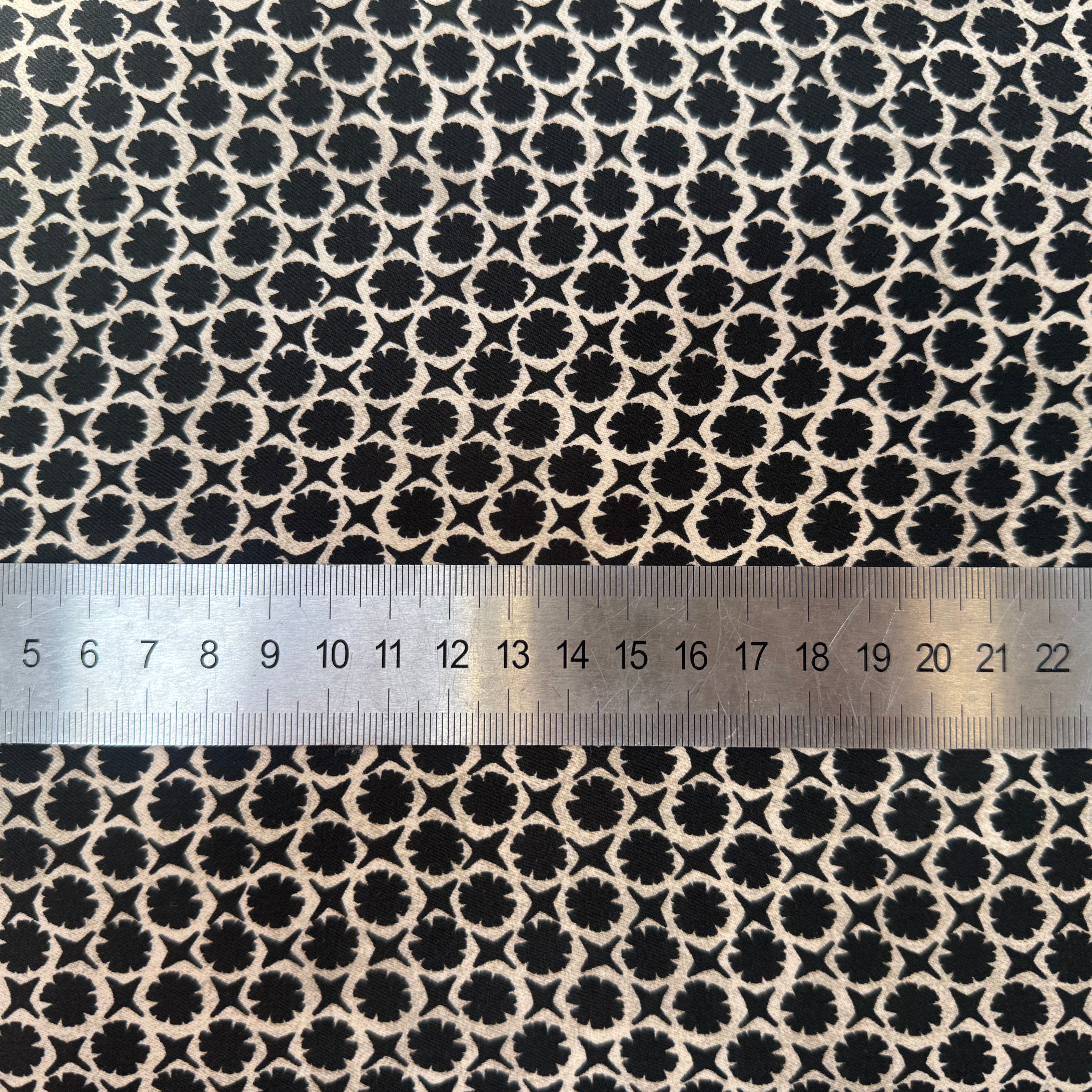 VISCOSE SERGÉ MOTIFS GÉOMÉTRIQUES FOND GRIS ANTHRACITE - My Little Coupon