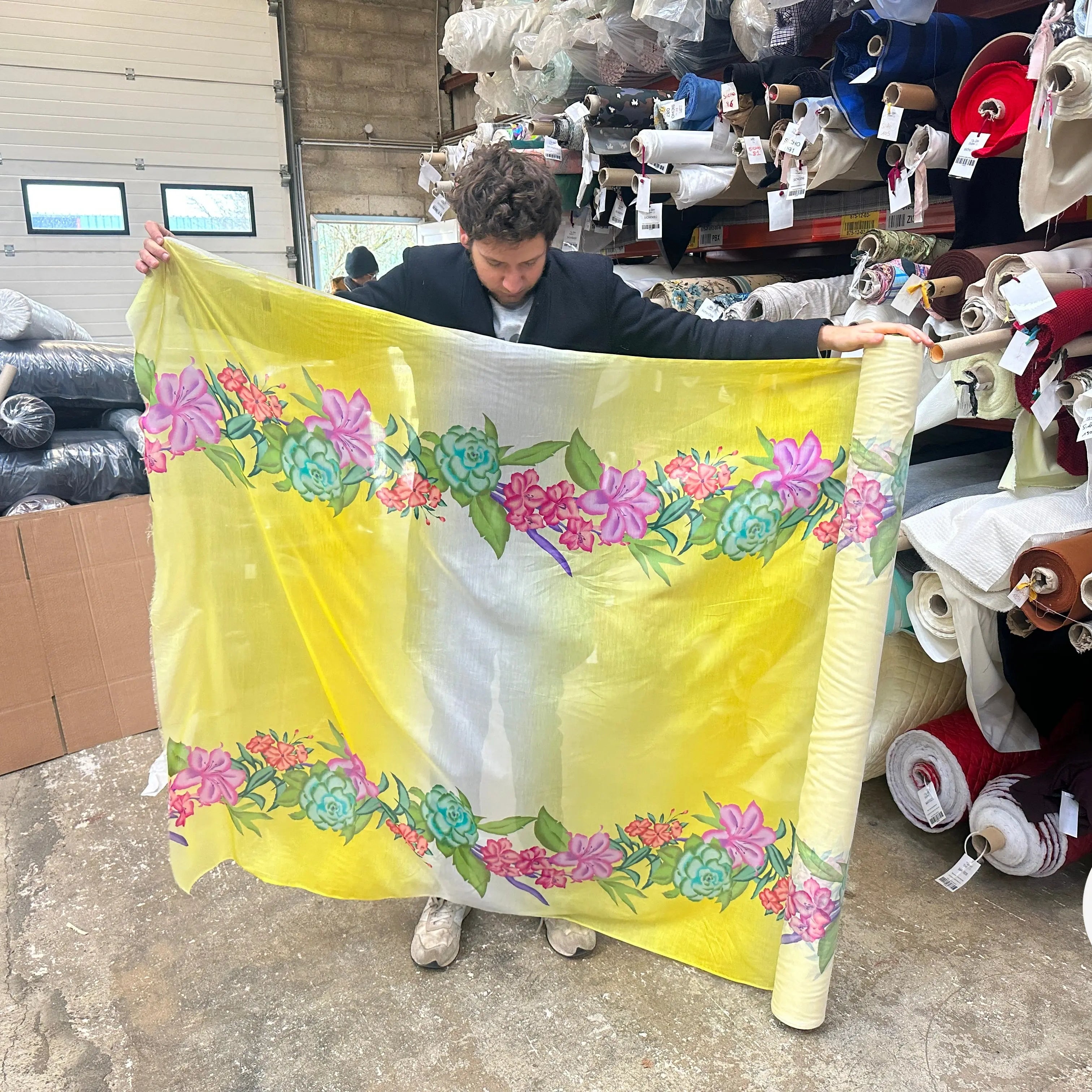 VOILAGE DE COTON SOIE BOUQUET DE FLEURS FOND JAUNE MLC INTERN