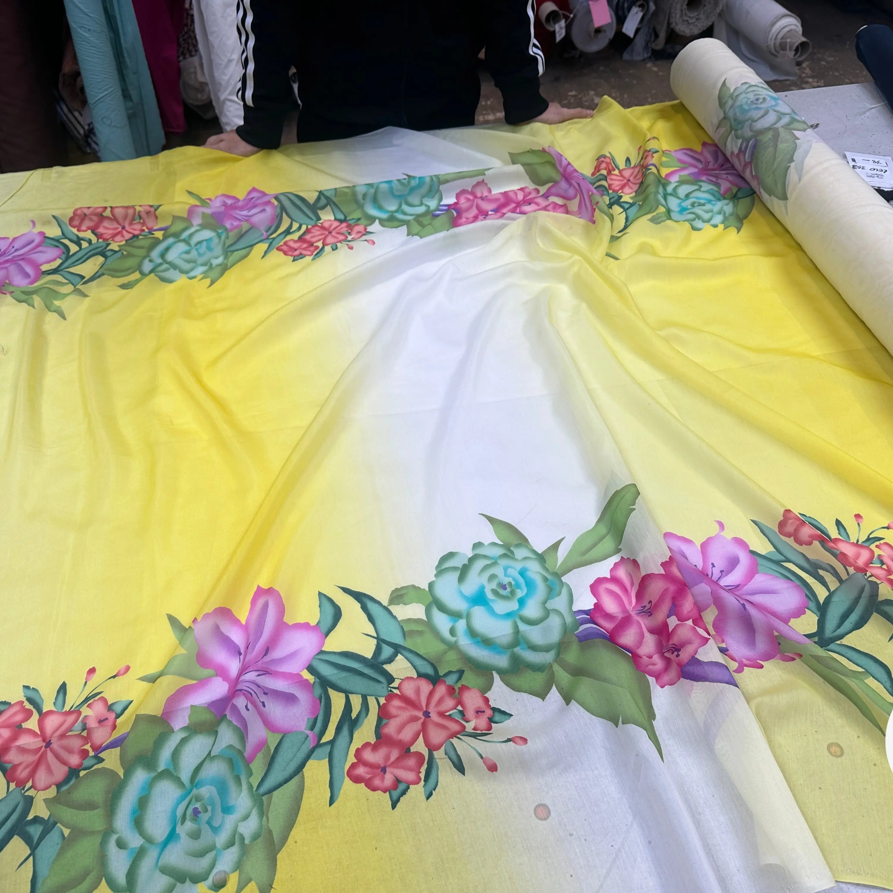 VOILAGE DE COTON SOIE BOUQUET DE FLEURS FOND JAUNE MLC INTERN