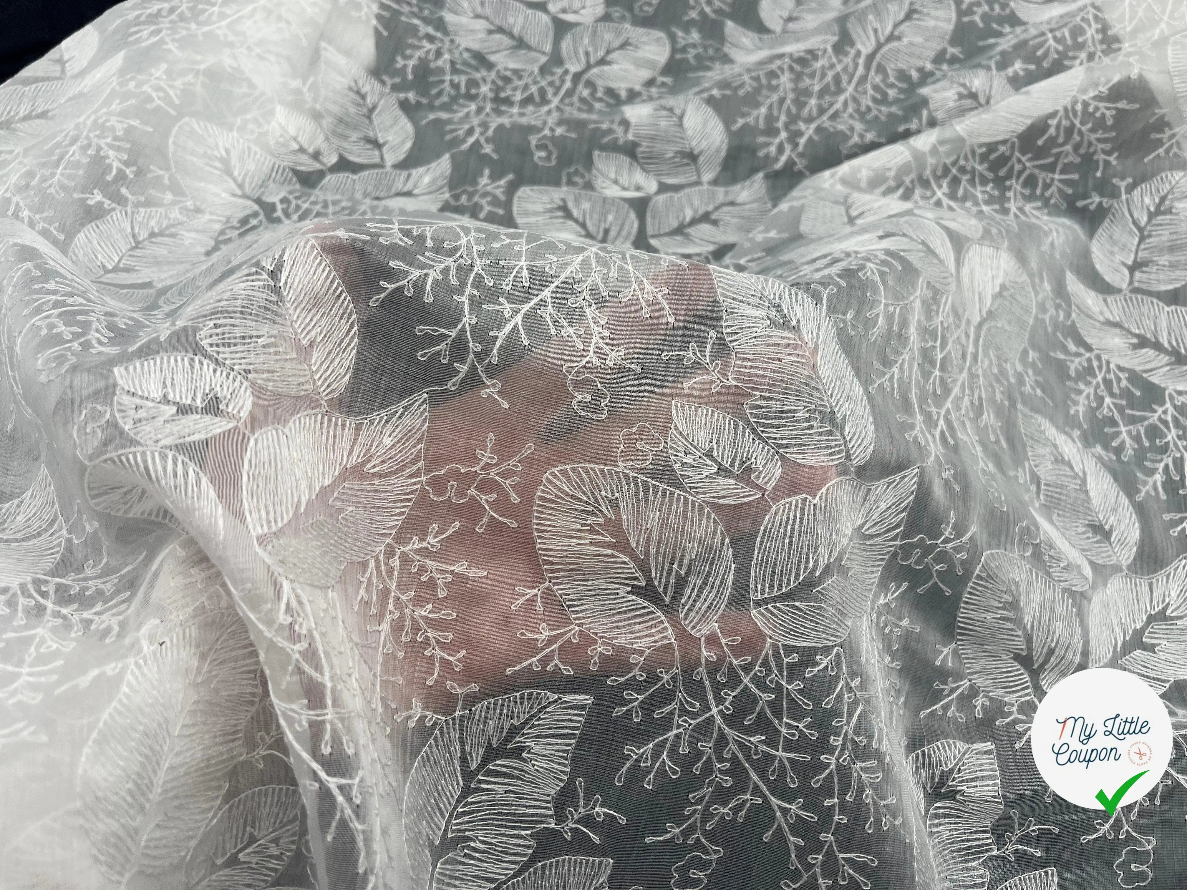 VOILE BLANC CASSÉ REBRODÉ D'UN PARTERRE DE FEUILLAGES - coupon de tissu de 3 mètres - My Little Coupon - tissu - coudre