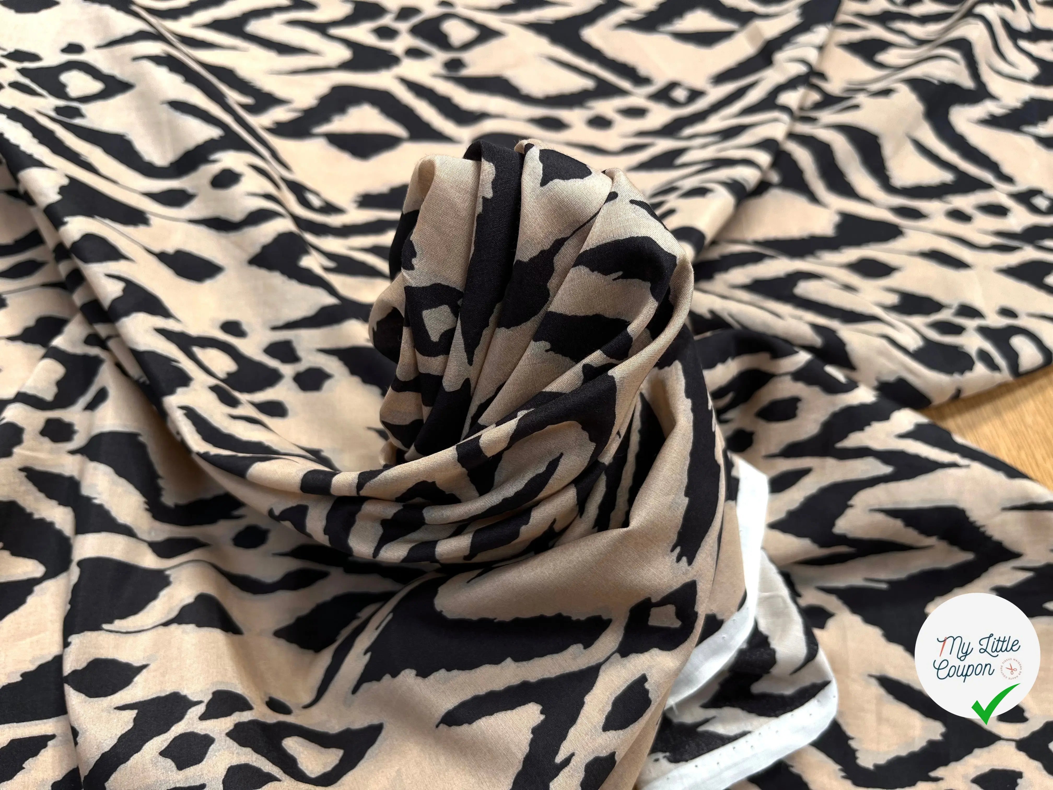 VOILE COTON SOIE FOND BEIGE MOTIF VAGUE SAFARI - My Little Coupon
