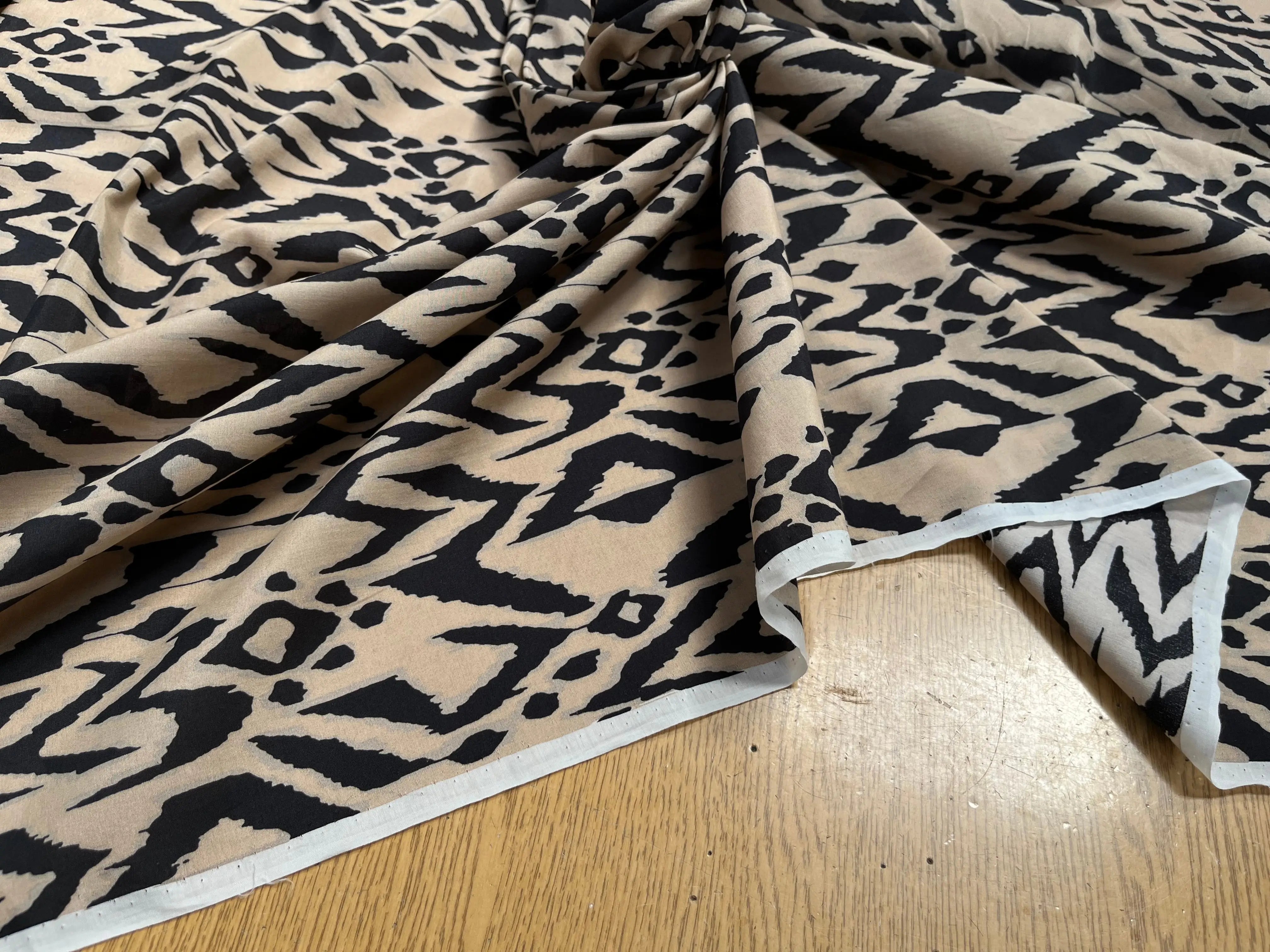 VOILE COTON SOIE FOND BEIGE MOTIF VAGUE SAFARI - My Little Coupon