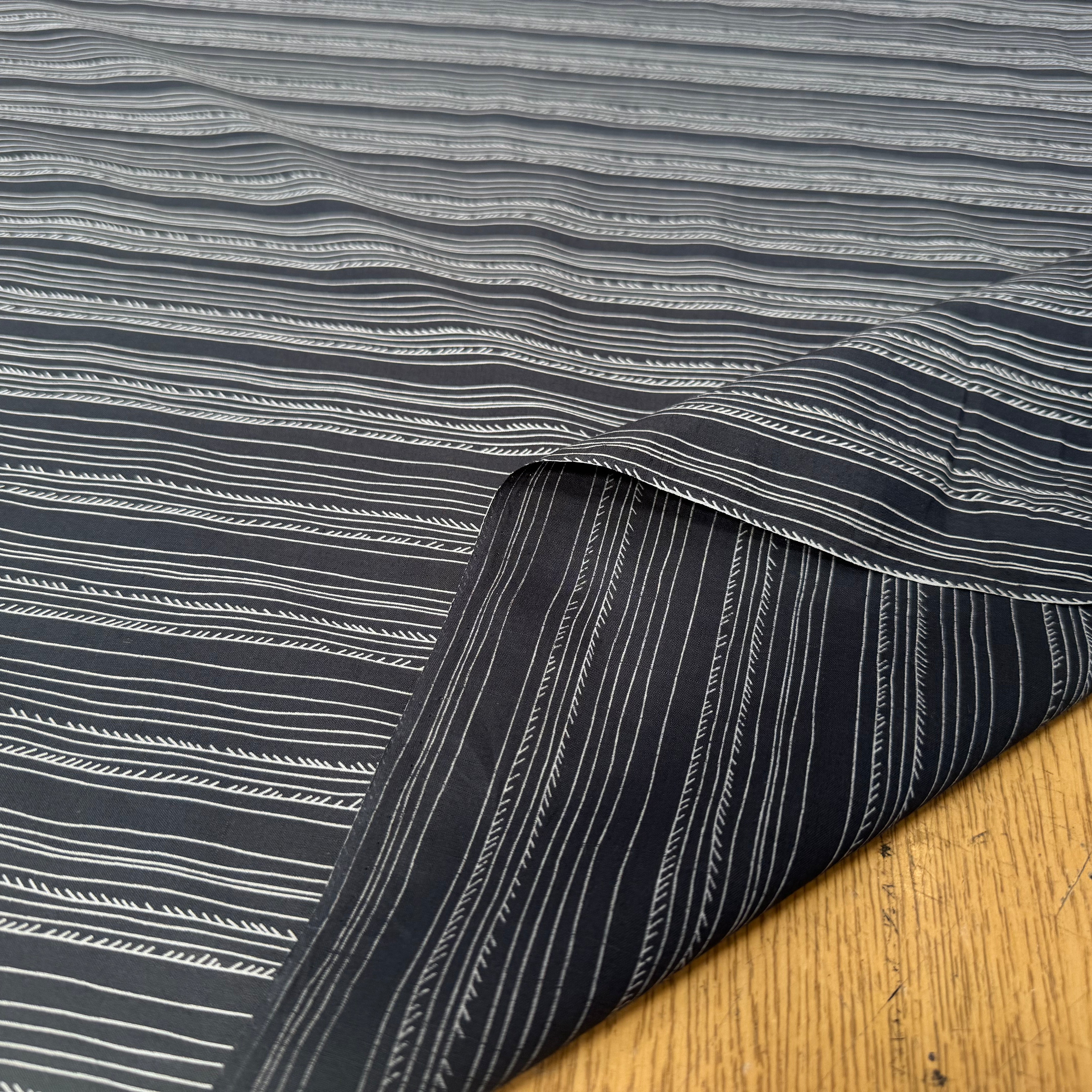 VOILE DE COTON FOND GRIS NAVY MOTIFS BLANC - My Little Coupon