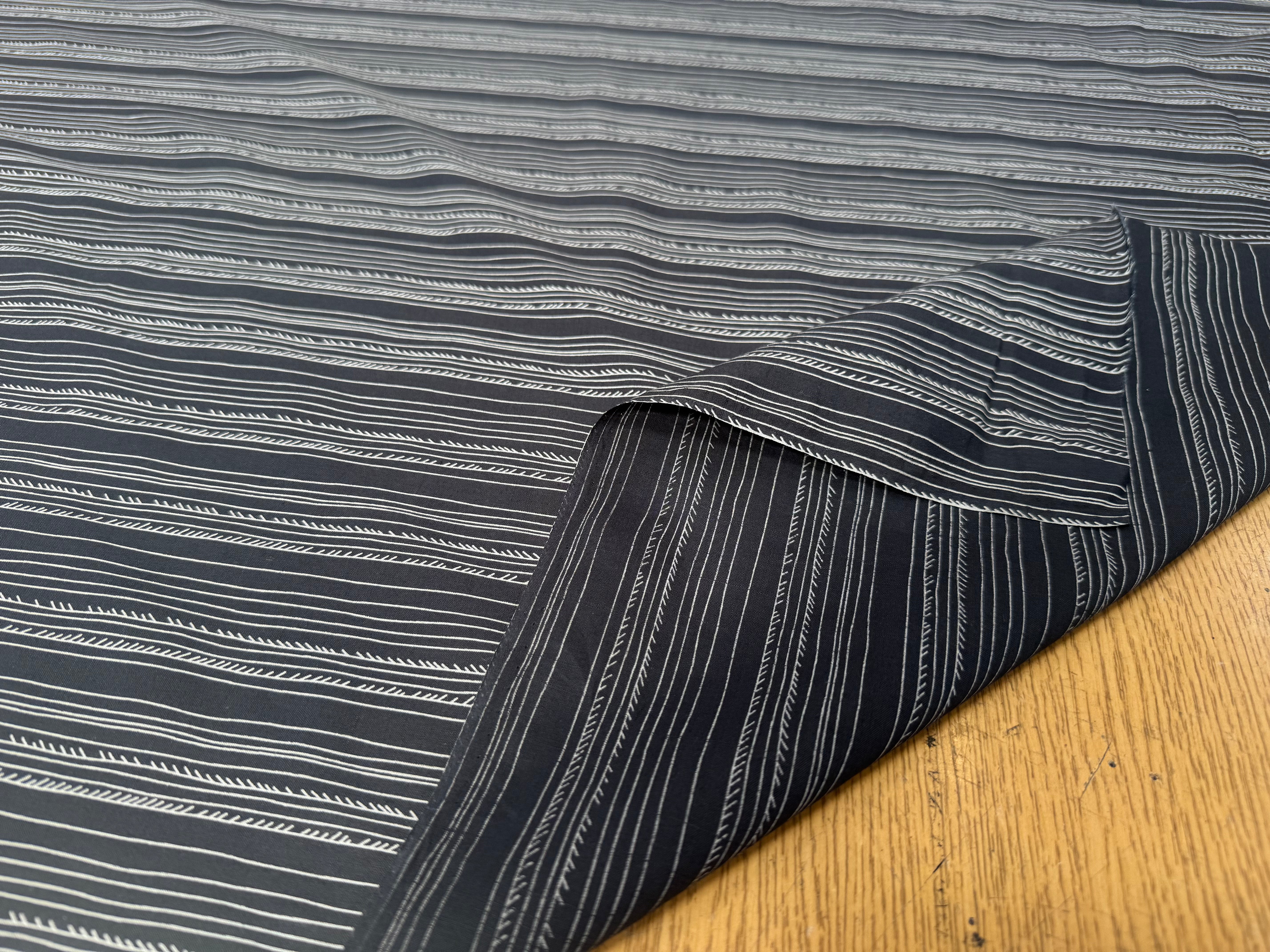 VOILE DE COTON FOND GRIS NAVY MOTIFS BLANC - My Little Coupon