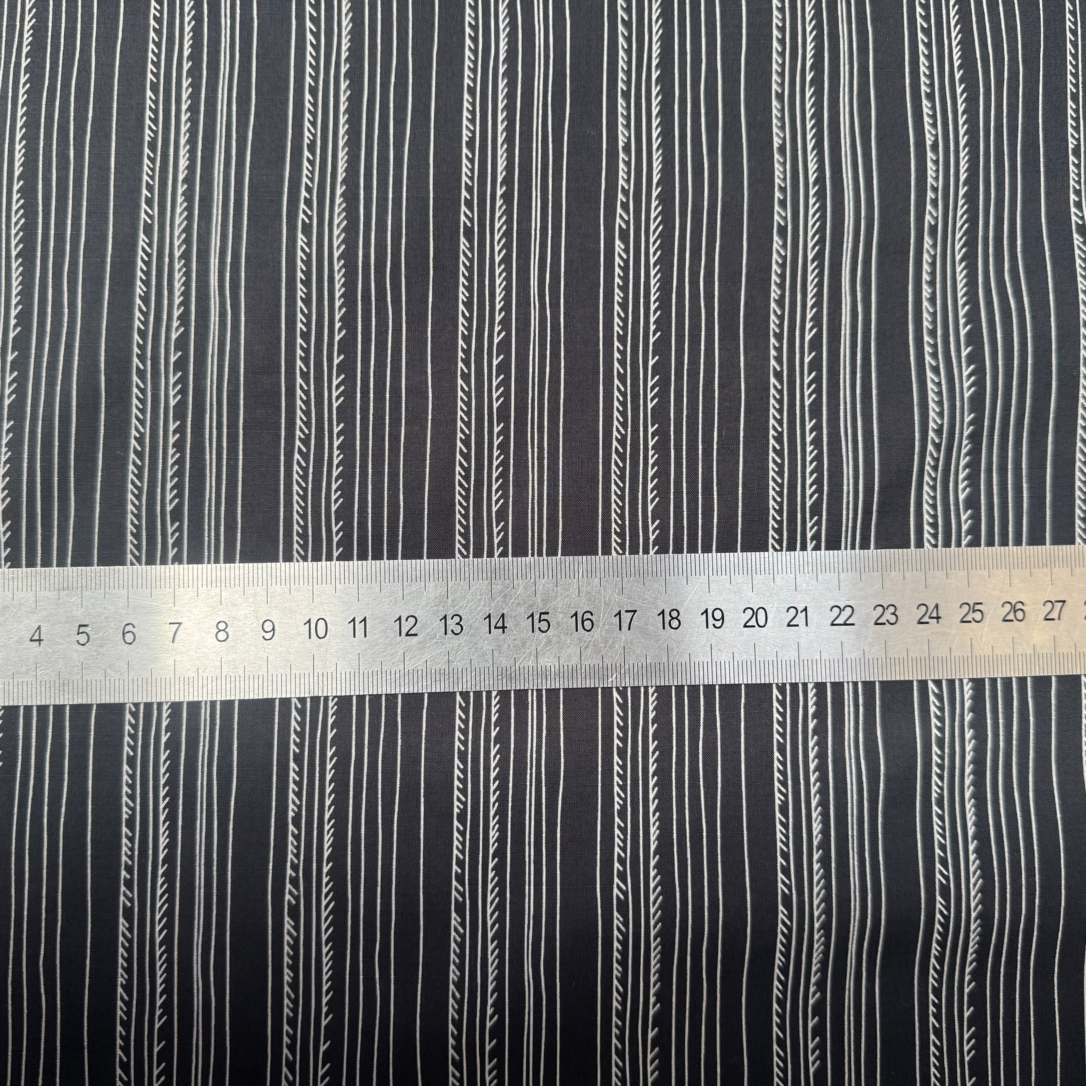 VOILE DE COTON FOND GRIS NAVY MOTIFS BLANC - My Little Coupon