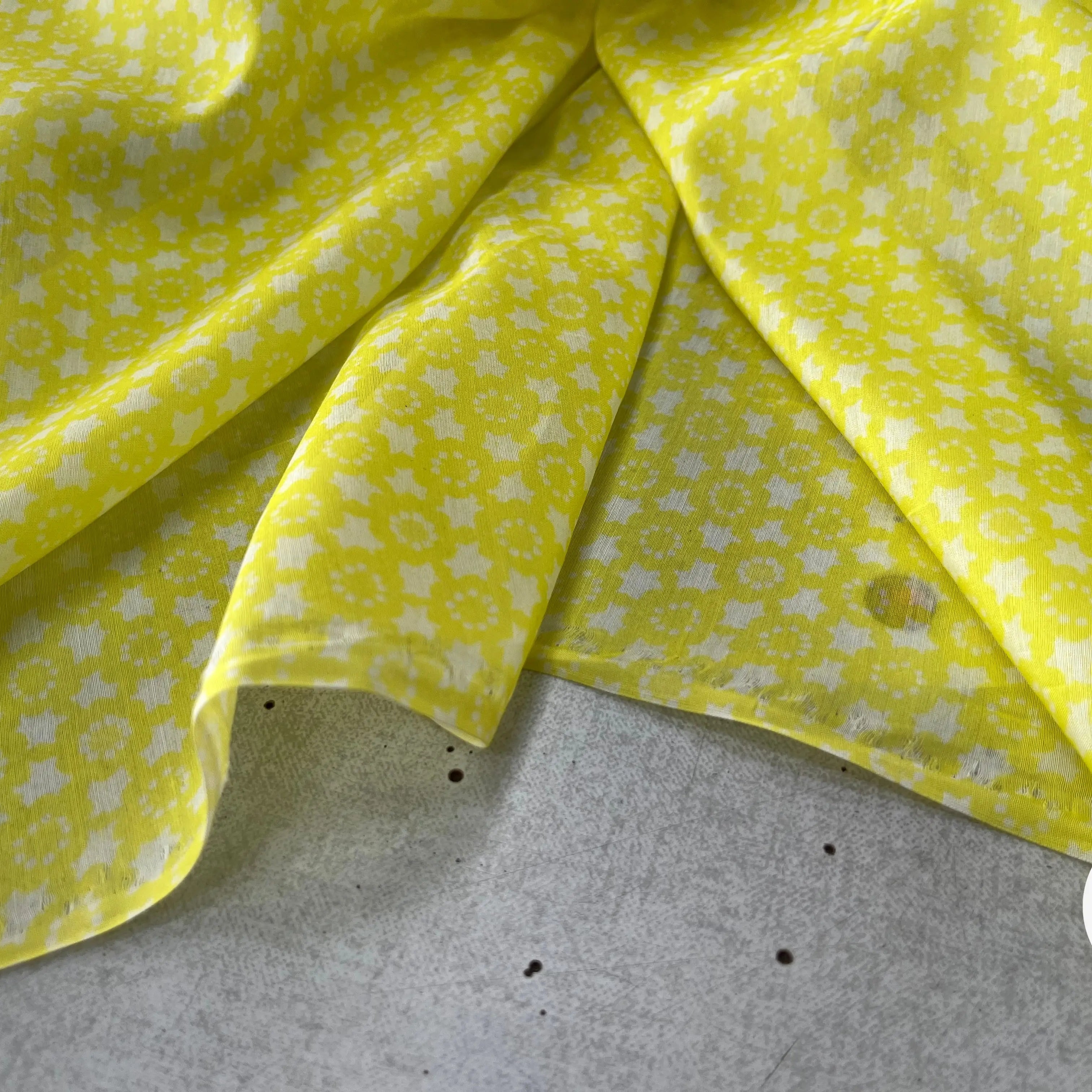 VOILE DE COTON FOND JAUNE PETITES ETOILES BLANCHES - My Little Coupon