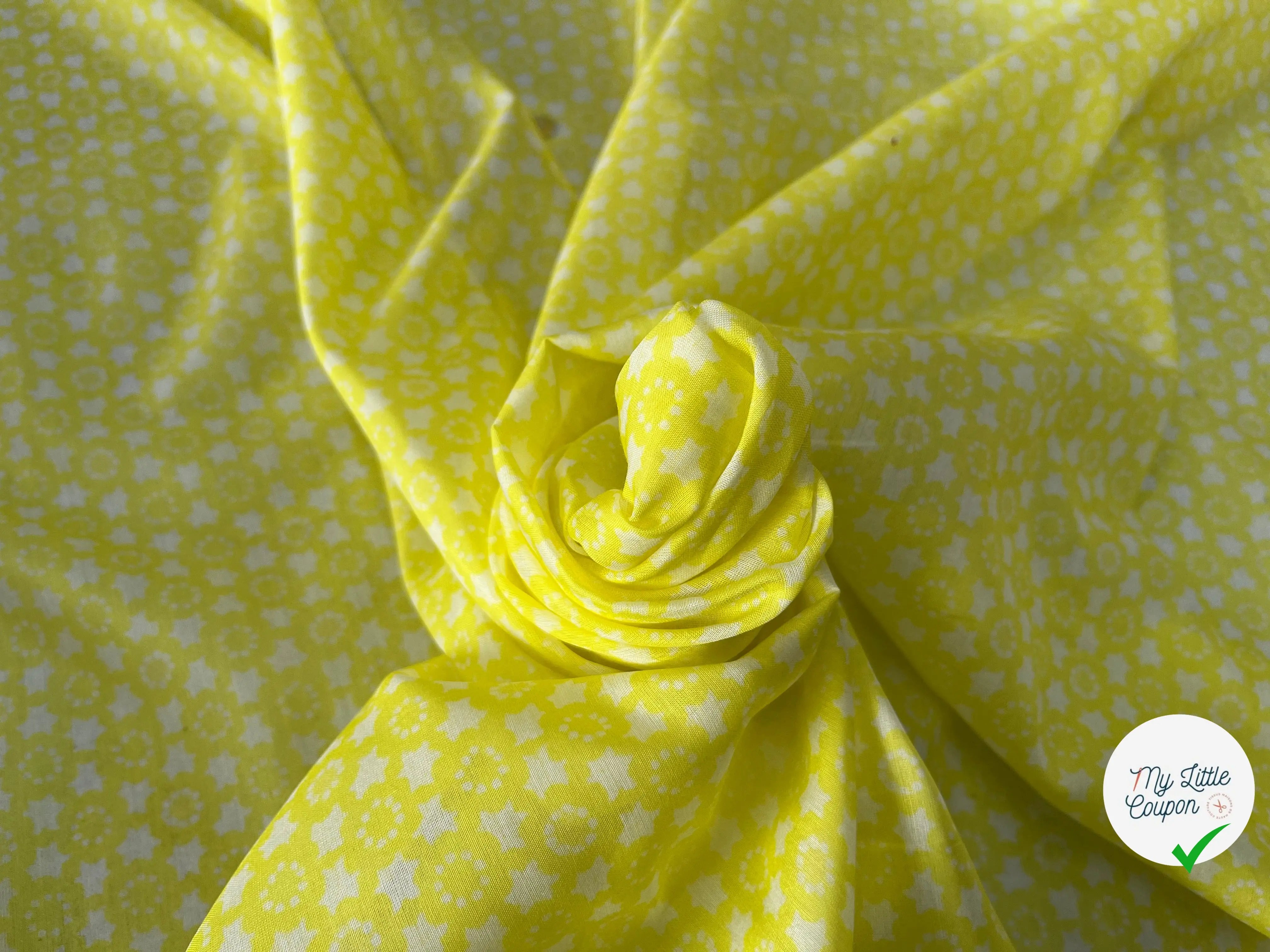 VOILE DE COTON FOND JAUNE PETITES ETOILES BLANCHES - My Little Coupon