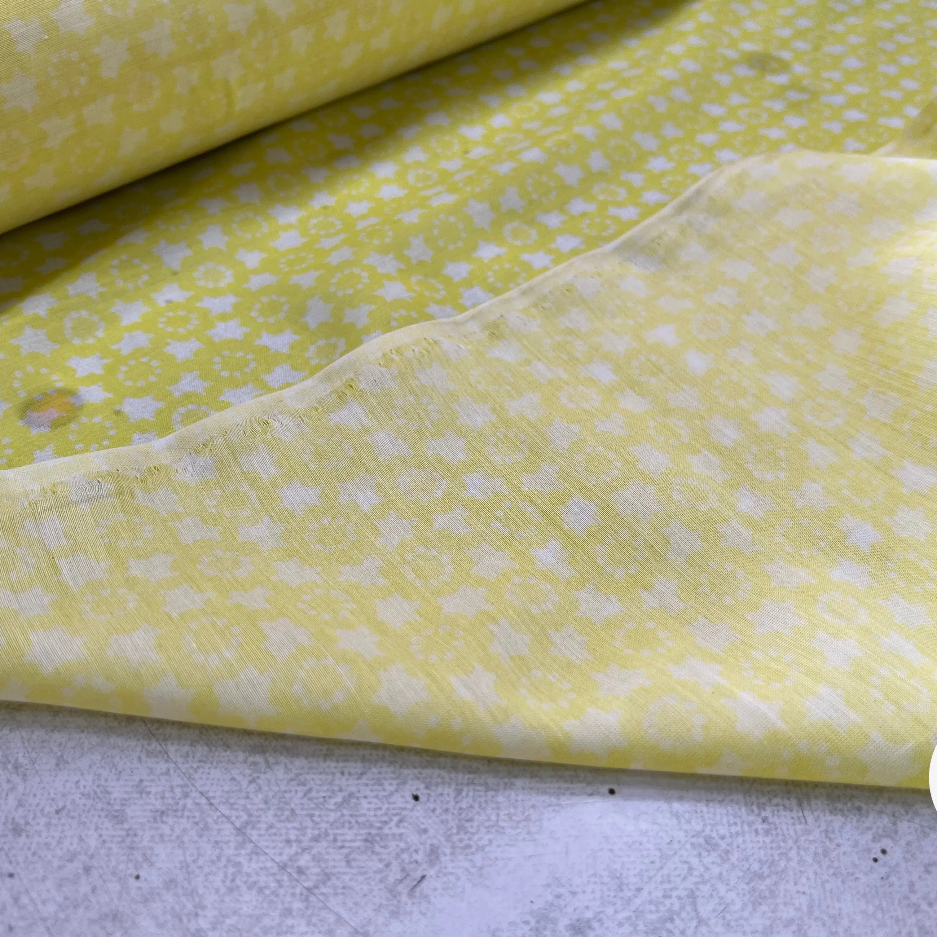 VOILE DE COTON FOND JAUNE PETITES ETOILES BLANCHES - My Little Coupon