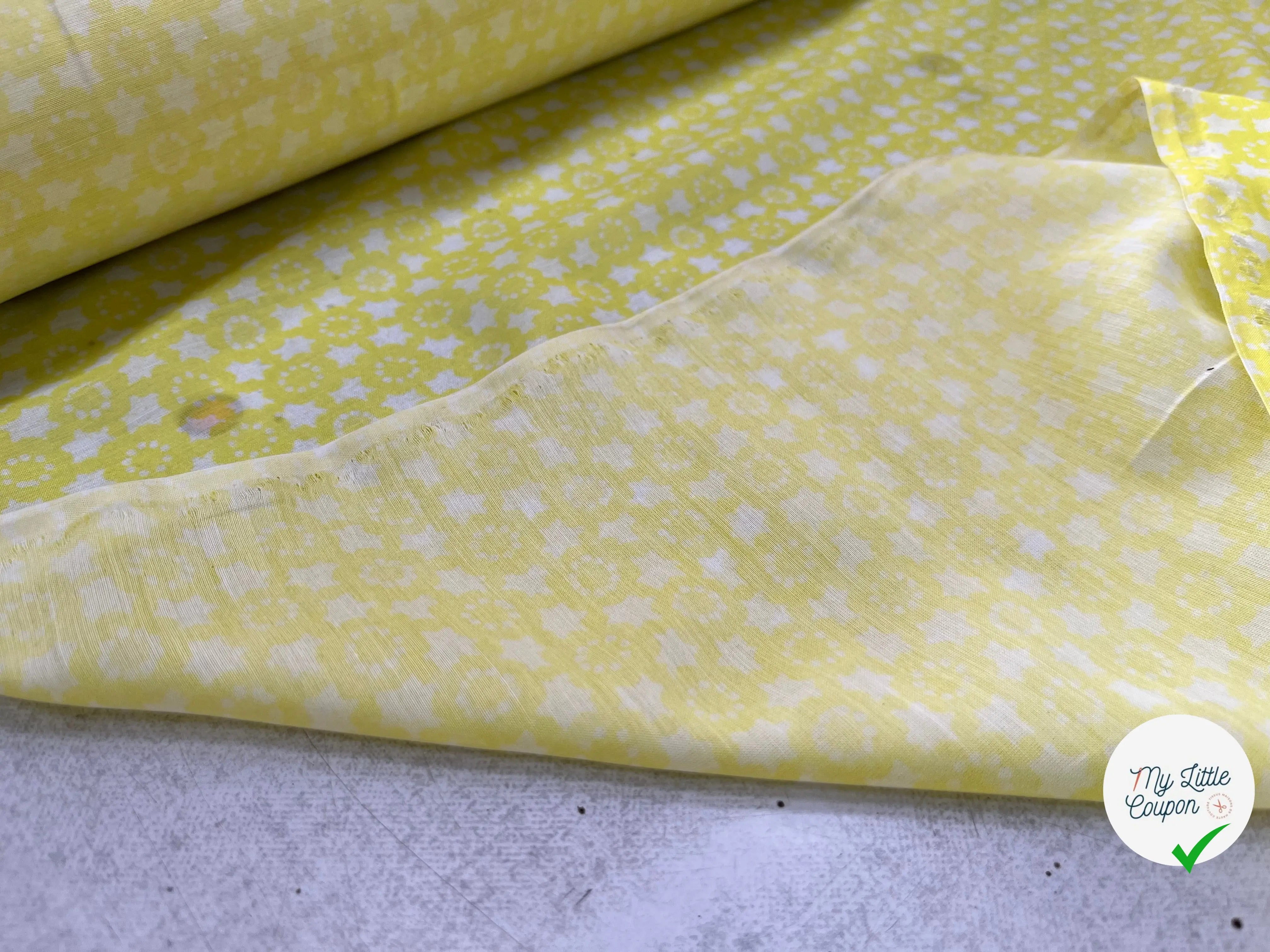 VOILE DE COTON FOND JAUNE PETITES ETOILES BLANCHES - My Little Coupon