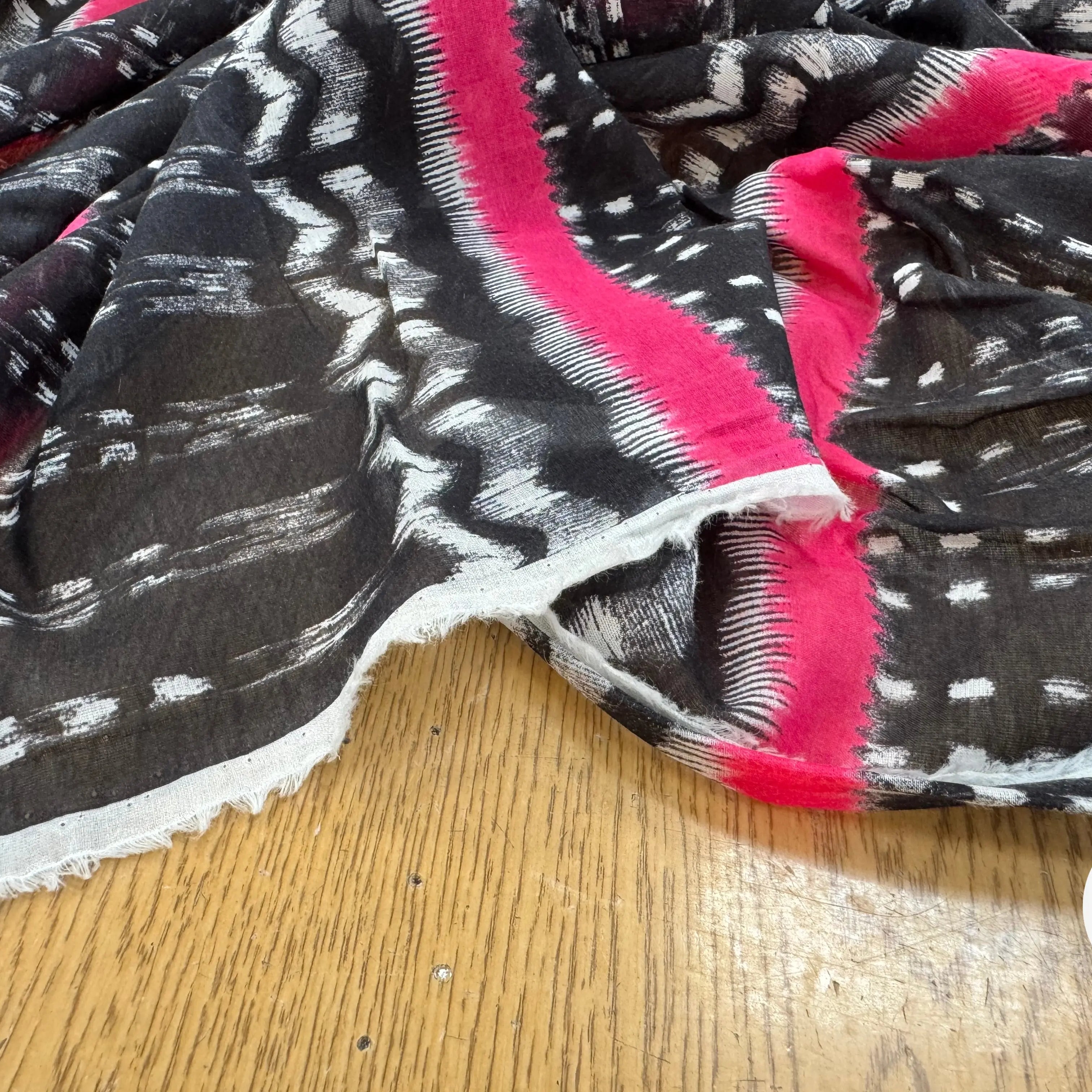 VOILE DE COTON FOND NOIR MOTIFS GÉOMÉTRIQUE ROSE ET BLANC - My Little Coupon