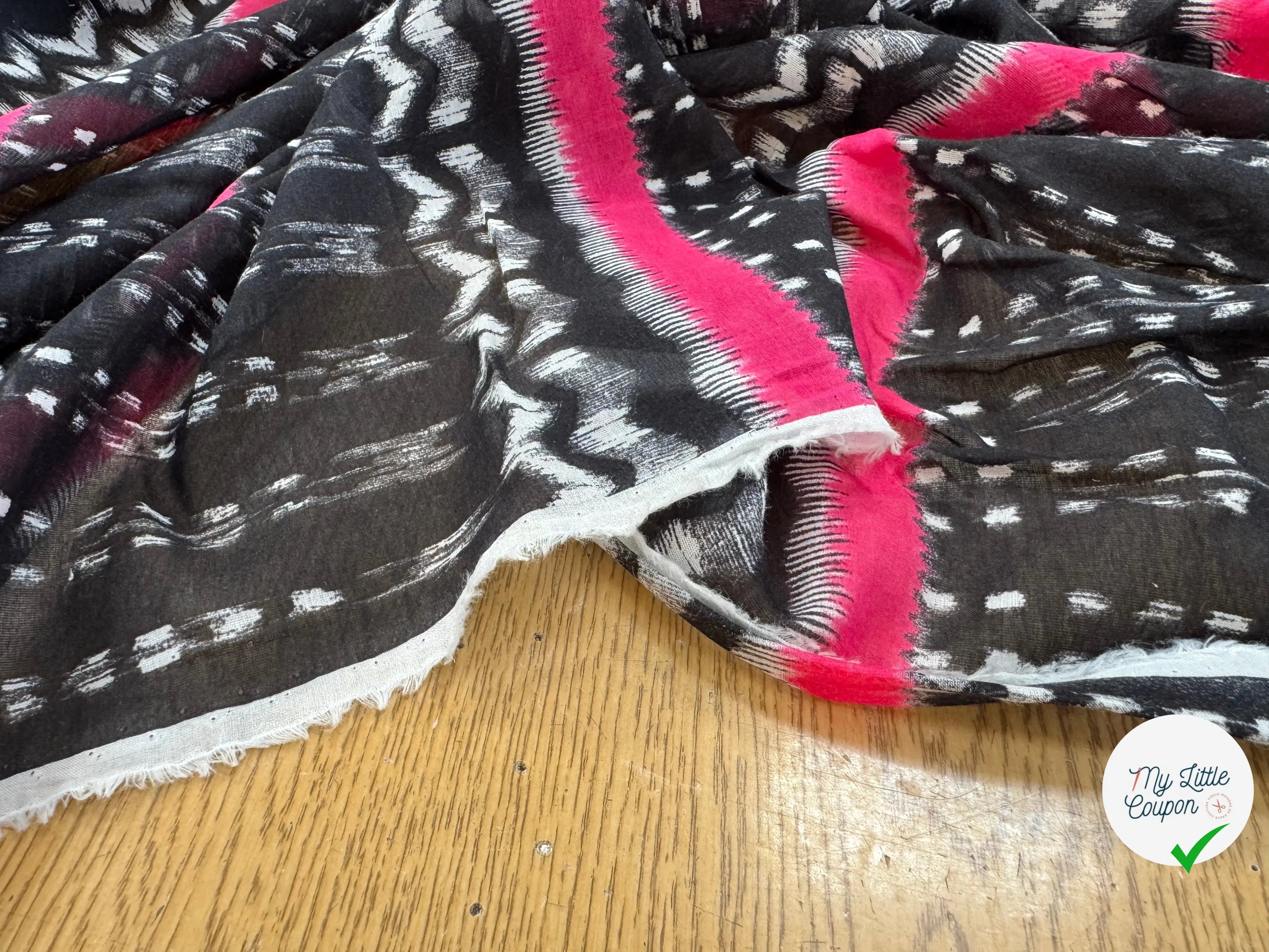 VOILE DE COTON FOND NOIR MOTIFS GÉOMÉTRIQUE ROSE ET BLANC - My Little Coupon