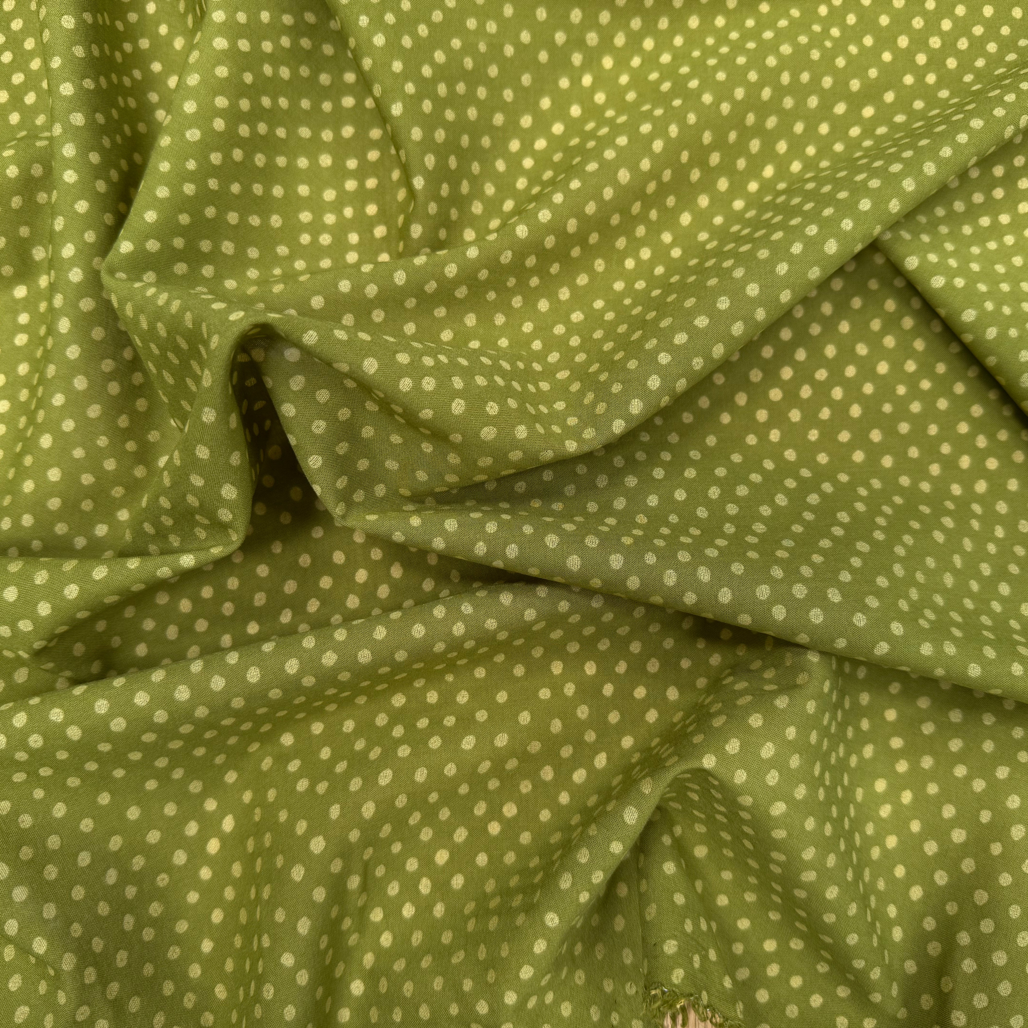 VOILE DE COTON FOND VERT MOTIFS PETITS POIDS - My Little Coupon