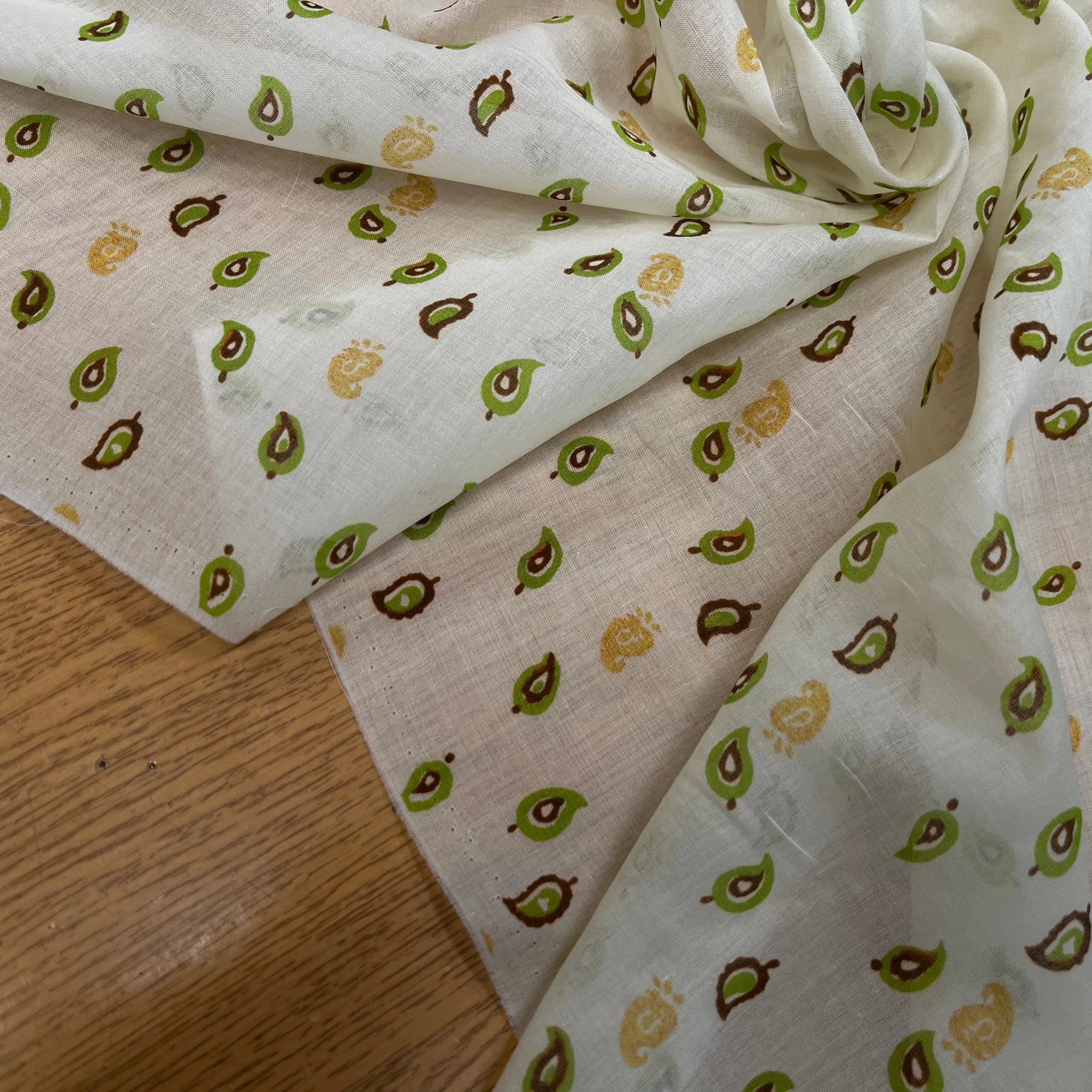 VOILE DE COTON IMPRIMÉ FEUILLES FOND ÉCRU 143CM - My Little Coupon