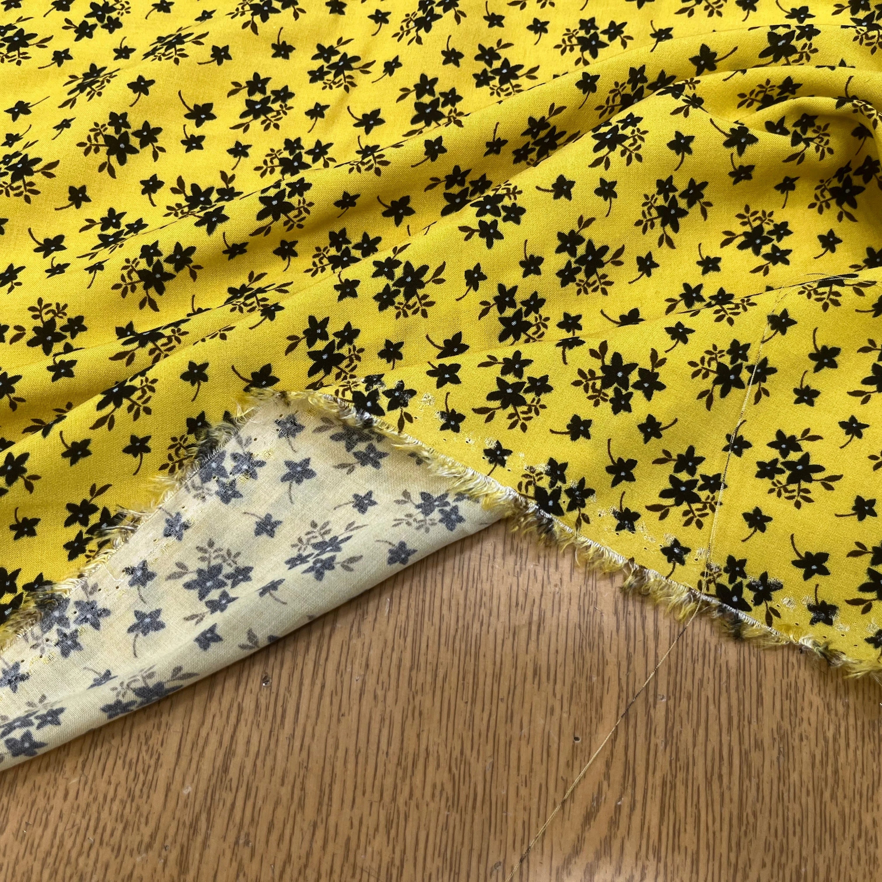 VOILE DE COTON IMPRIMÉ PÉTITES FLEURS FOND JAUNE - My Little Coupon