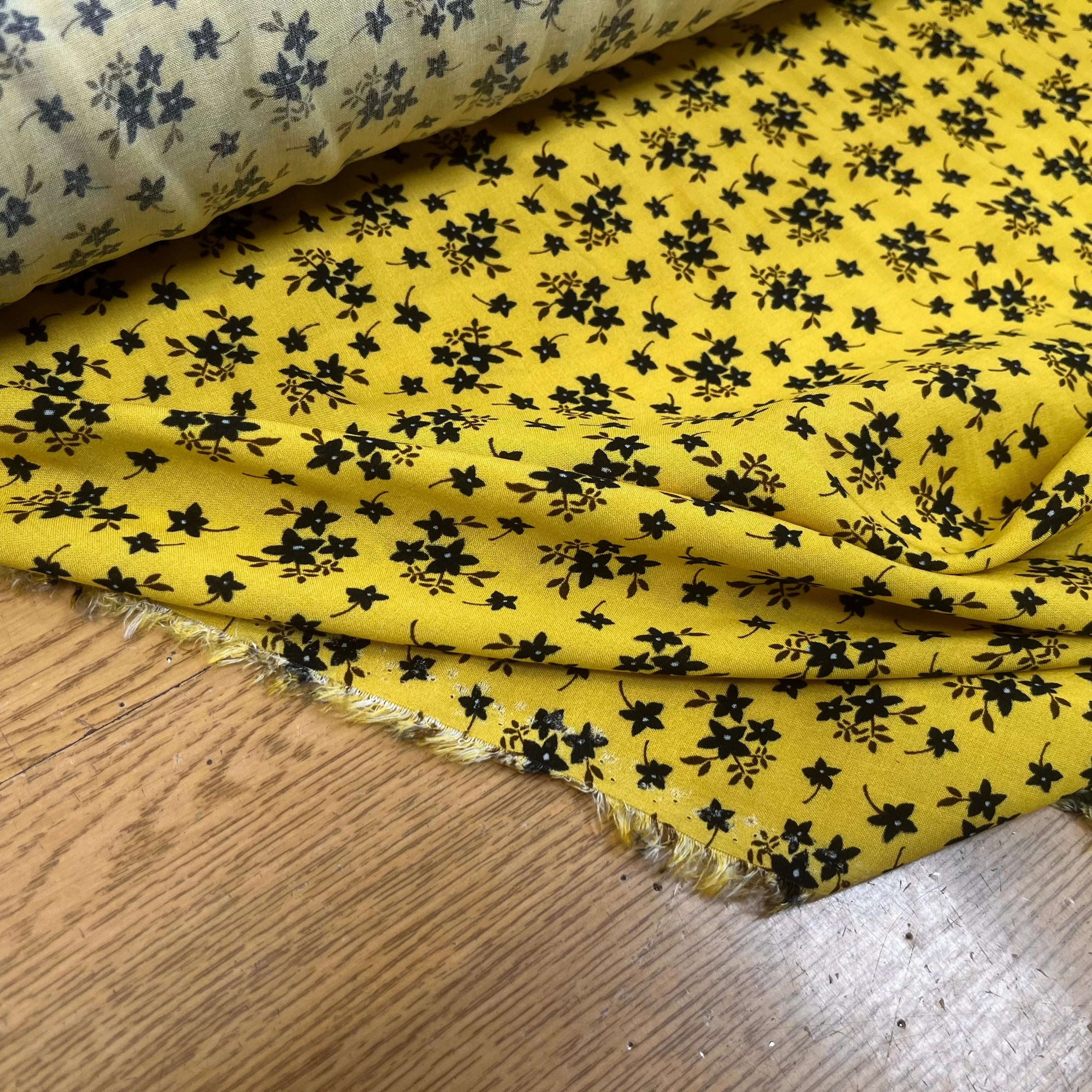 VOILE DE COTON IMPRIMÉ PÉTITES FLEURS FOND JAUNE - My Little Coupon